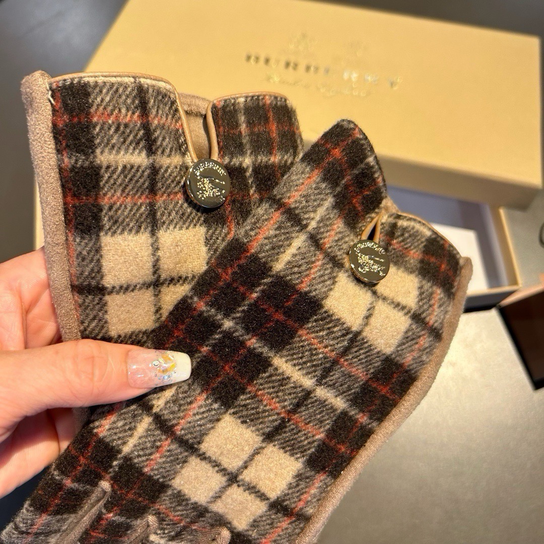 巴宝莉BURBERRY 专柜新品羊毛手套，时尚手套，秋冬保暖加绒内里，经典格子，上手超舒适柔软、百搭！均码