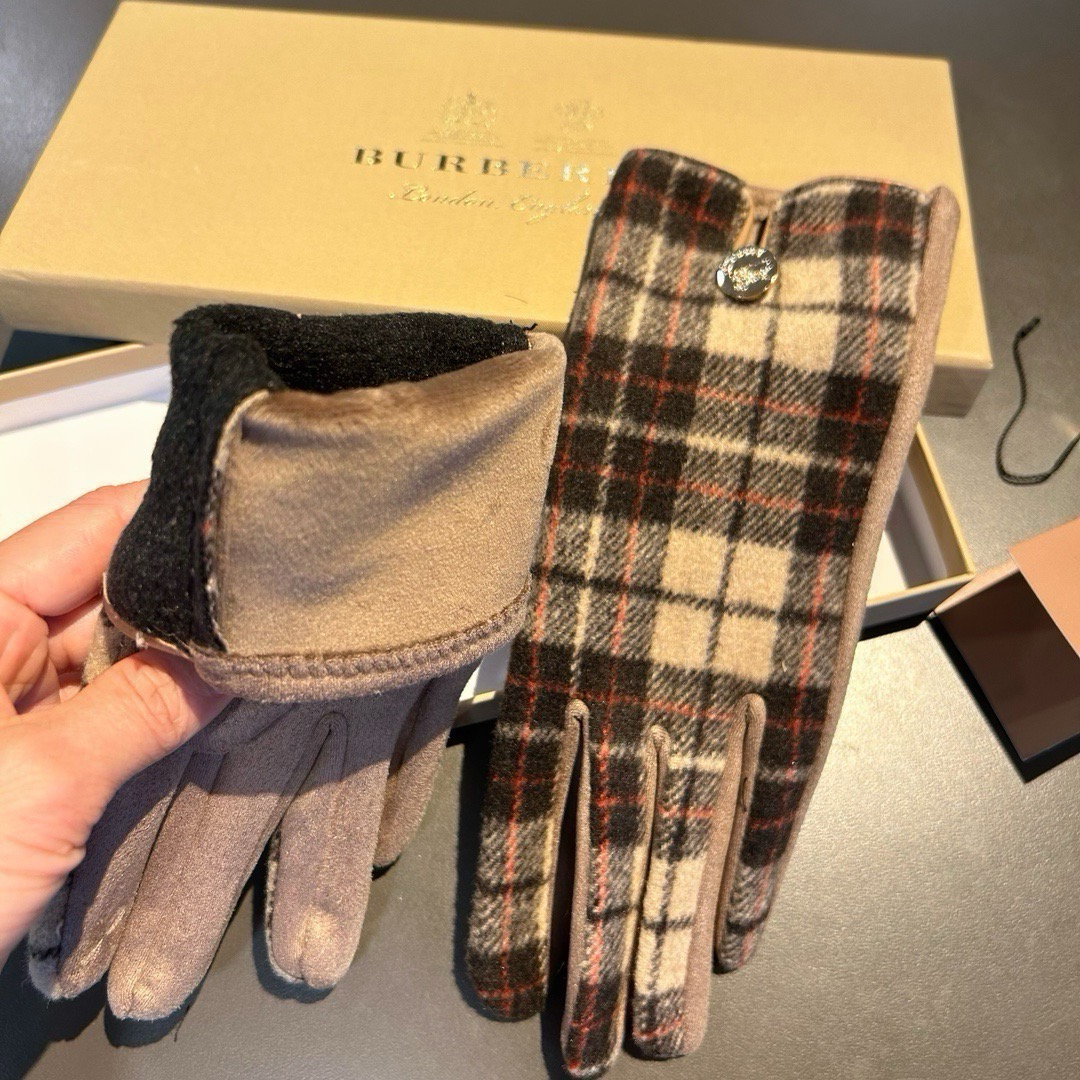 巴宝莉BURBERRY 专柜新品羊毛手套，时尚手套，秋冬保暖加绒内里，经典格子，上手超舒适柔软、百搭！均码