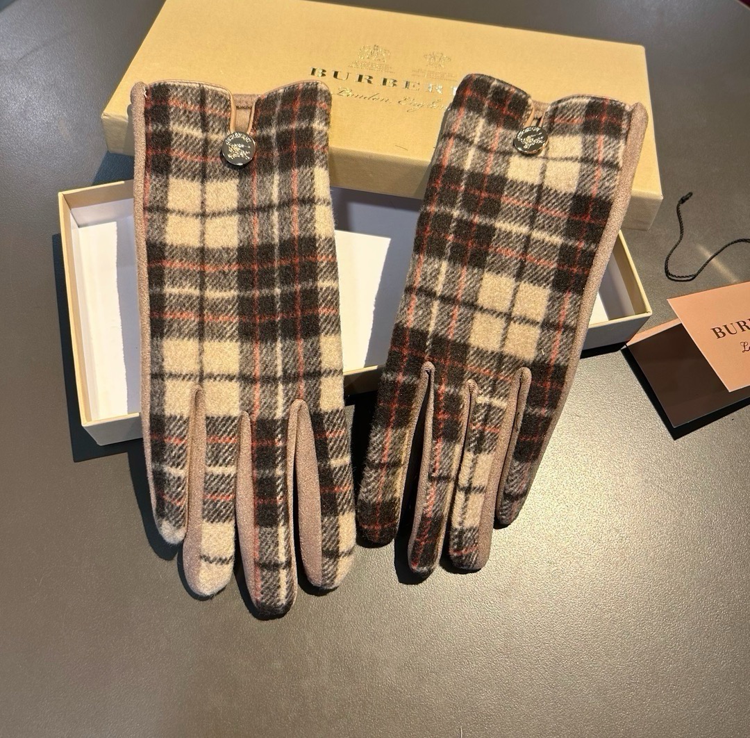 巴宝莉BURBERRY 专柜新品羊毛手套，时尚手套，秋冬保暖加绒内里，经典格子，上手超舒适柔软、百搭！均码