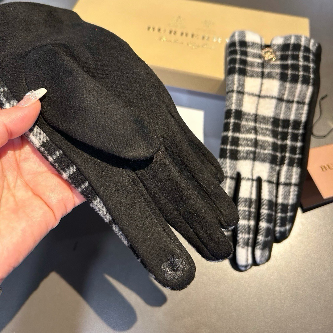 巴宝莉BURBERRY 专柜新品羊毛手套，时尚手套，秋冬保暖加绒内里，经典格子，上手超舒适柔软、百搭！均码