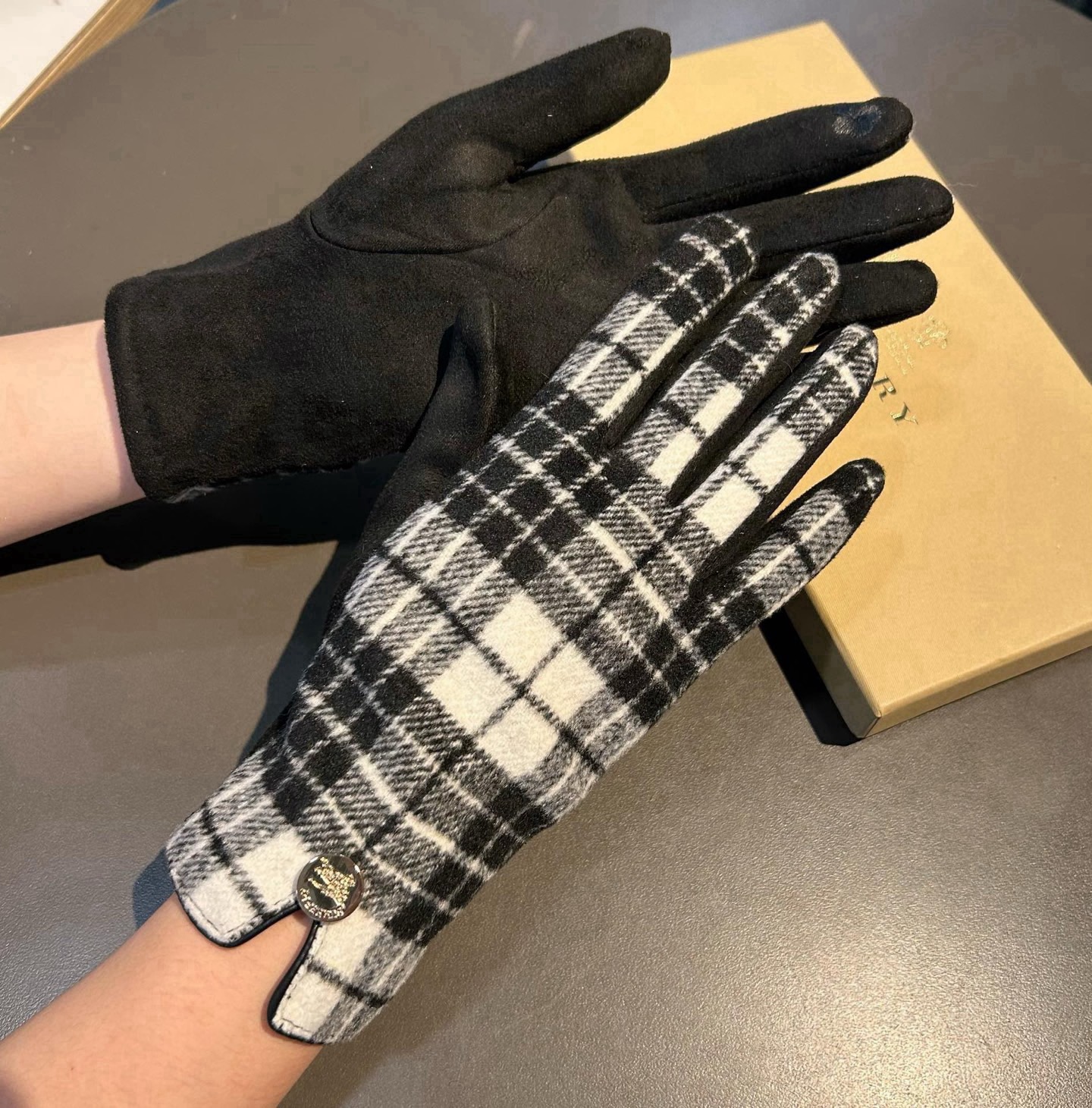 巴宝莉BURBERRY 专柜新品羊毛手套，时尚手套，秋冬保暖加绒内里，经典格子，上手超舒适柔软、百搭！均码