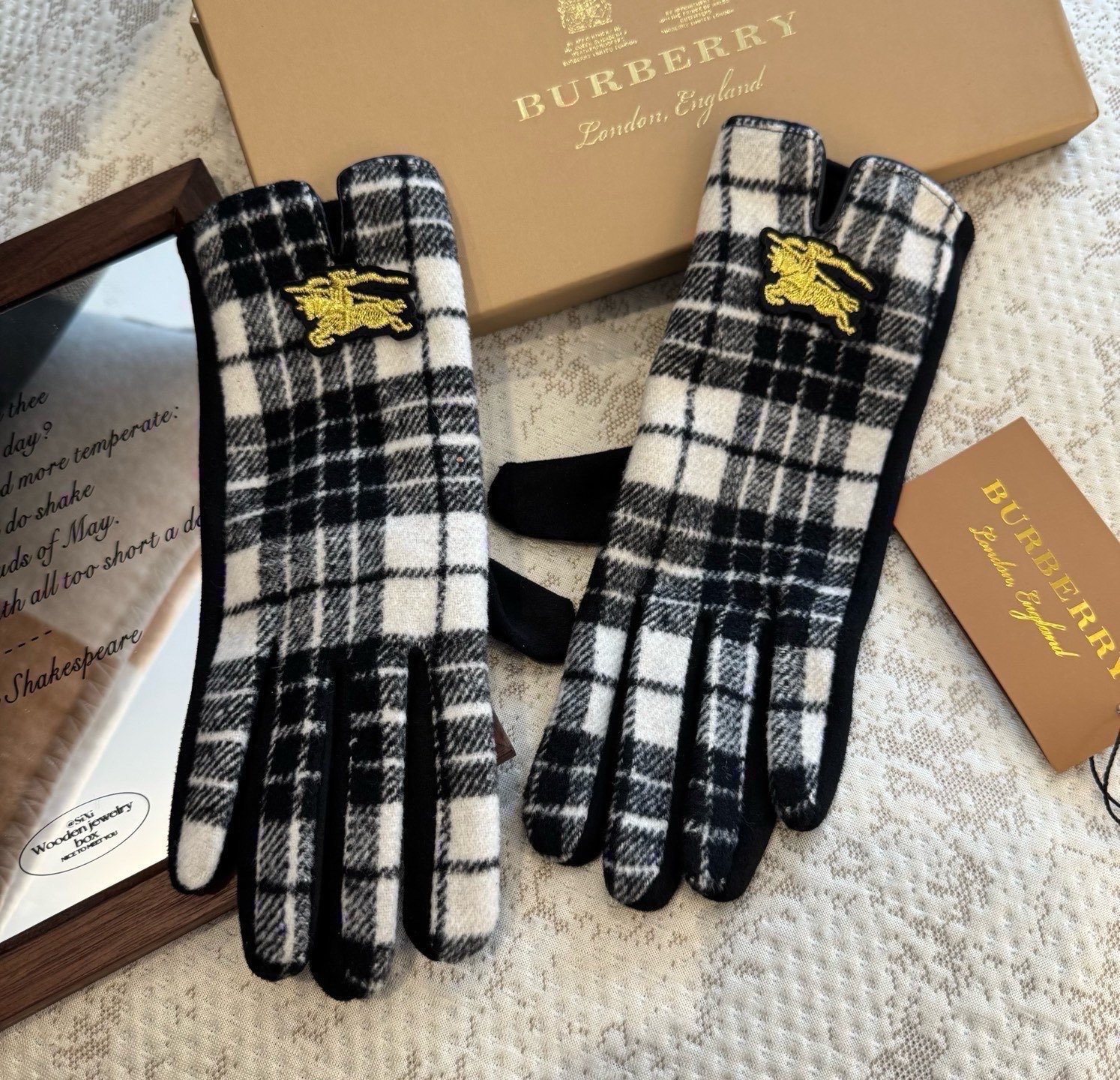 巴宝莉BURBERRY 专柜新品羊毛手套，时尚手套，秋冬保暖加绒内里，经典格子，上手超舒适柔软、百搭！均码