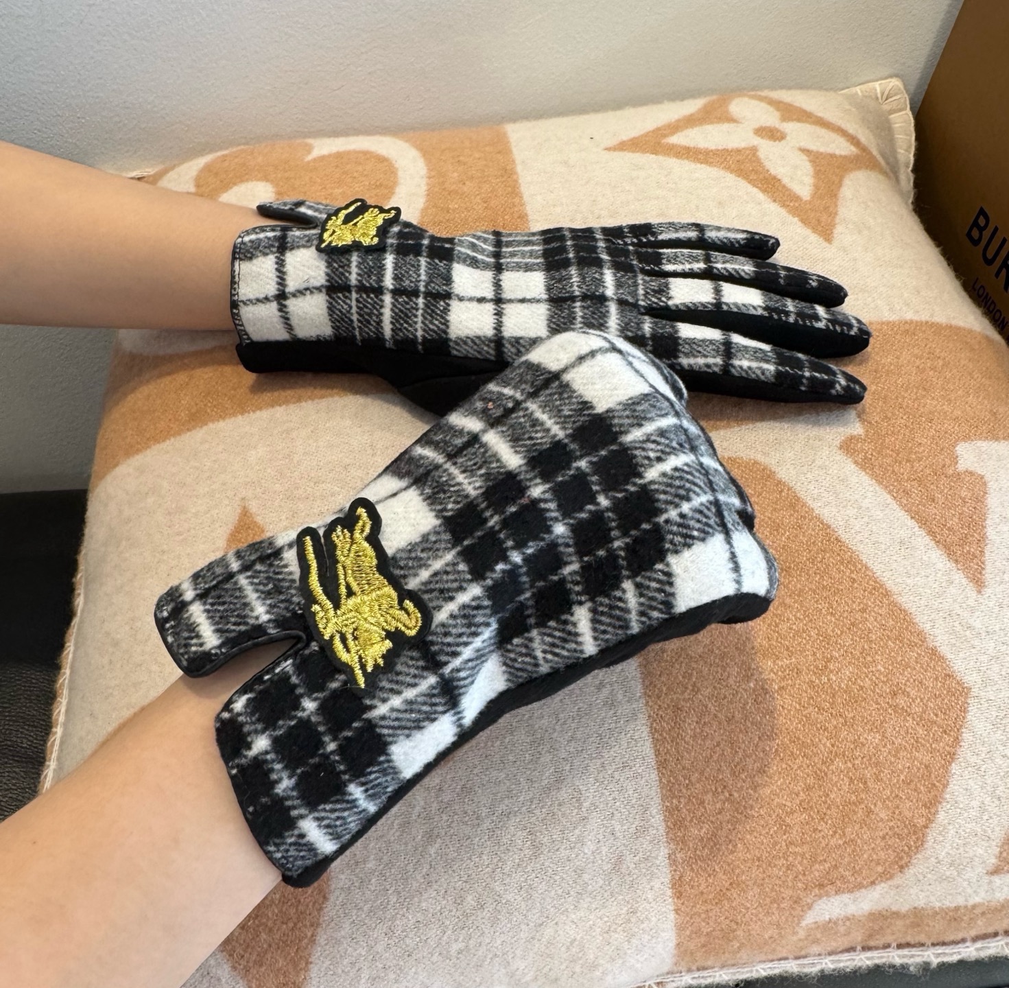 巴宝莉BURBERRY 专柜新品羊毛手套，时尚手套，秋冬保暖加绒内里，经典格子，上手超舒适柔软、百搭！均码