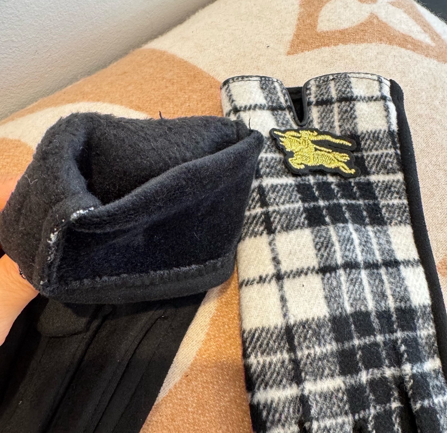 巴宝莉BURBERRY 专柜新品羊毛手套，时尚手套，秋冬保暖加绒内里，经典格子，上手超舒适柔软、百搭！均码
