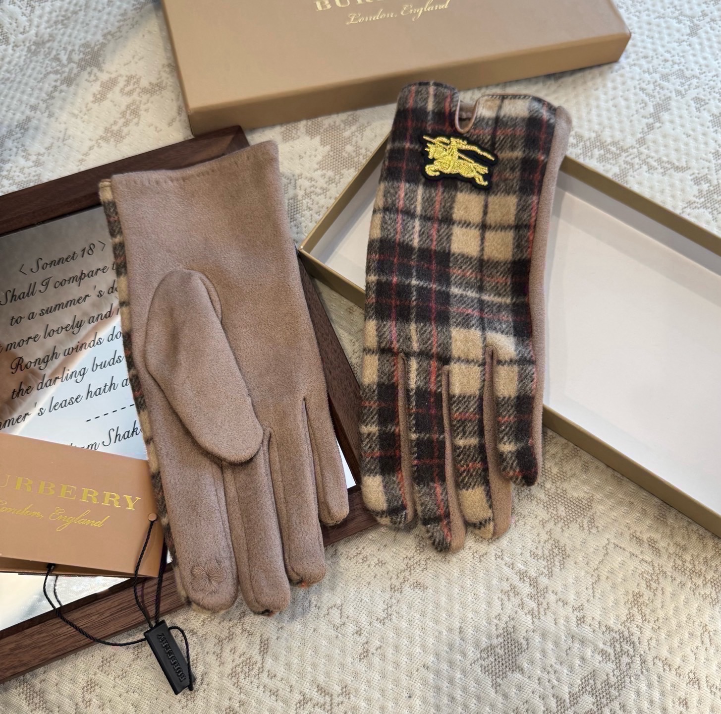 巴宝莉BURBERRY 专柜新品羊毛手套，时尚手套，秋冬保暖加绒内里，经典格子，上手超舒适柔软、百搭！均码