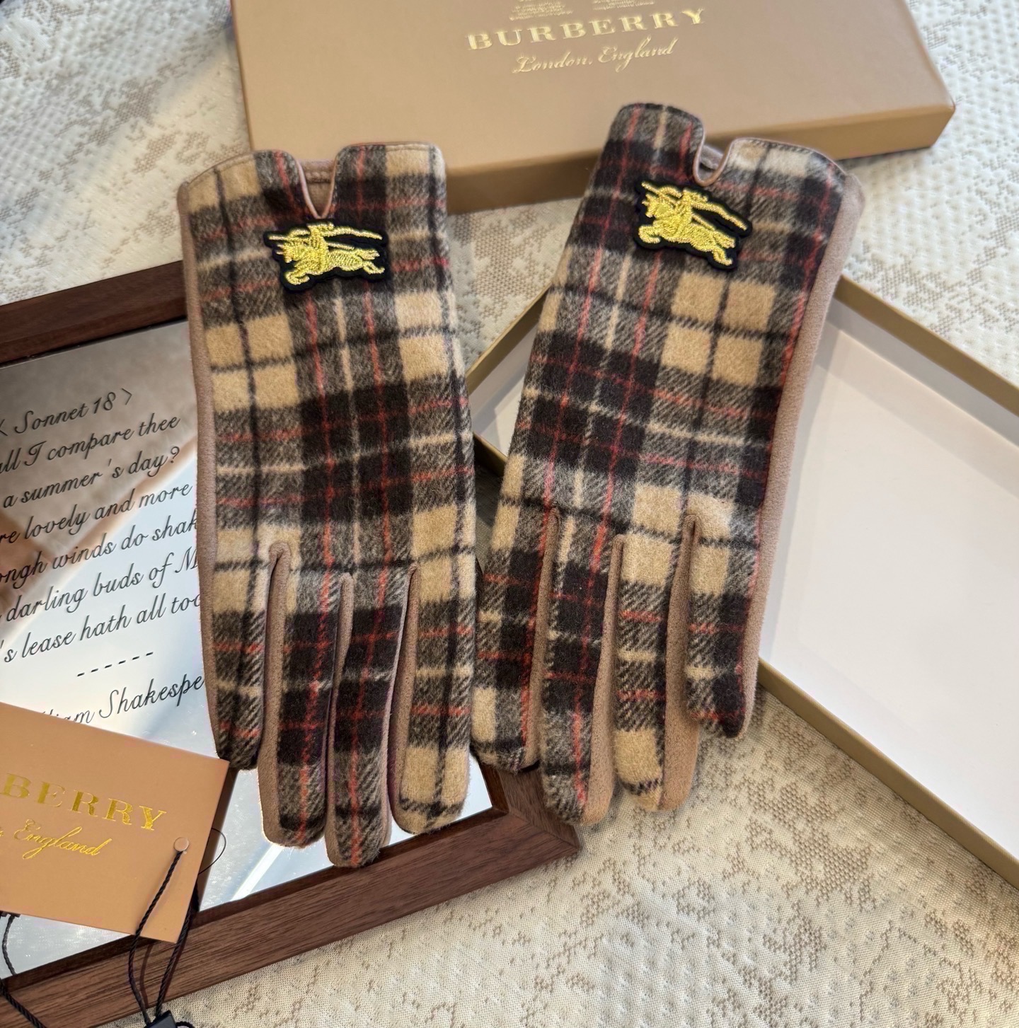 巴宝莉BURBERRY 专柜新品羊毛手套，时尚手套，秋冬保暖加绒内里，经典格子，上手超舒适柔软、百搭！均码