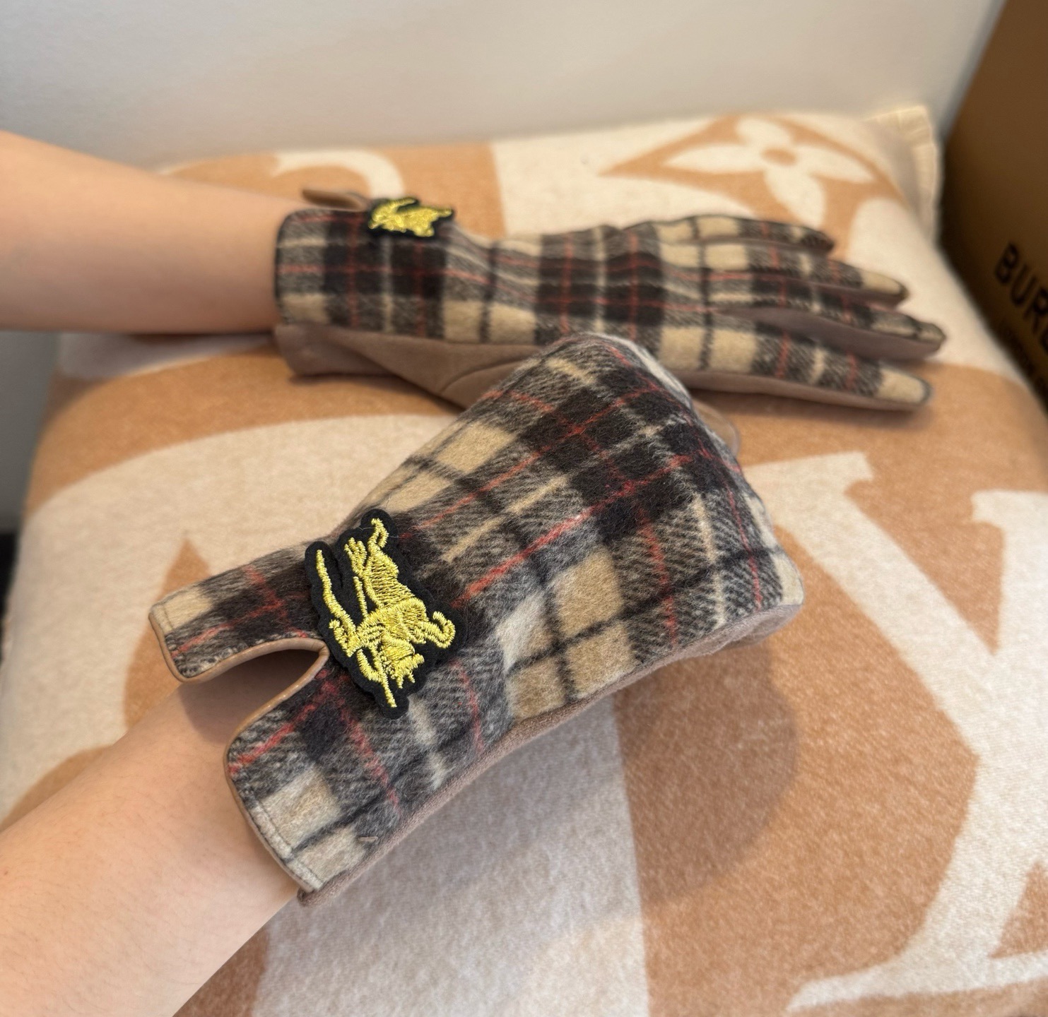 巴宝莉BURBERRY 专柜新品羊毛手套，时尚手套，秋冬保暖加绒内里，经典格子，上手超舒适柔软、百搭！均码