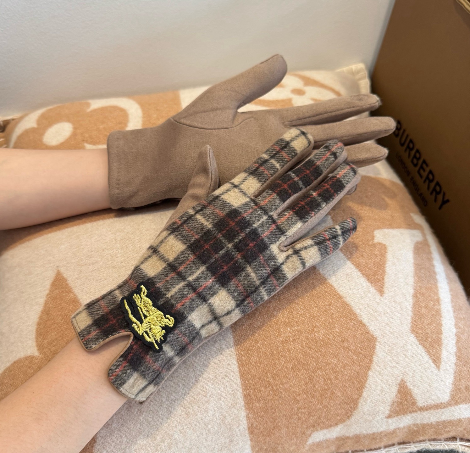 巴宝莉BURBERRY 专柜新品羊毛手套，时尚手套，秋冬保暖加绒内里，经典格子，上手超舒适柔软、百搭！均码