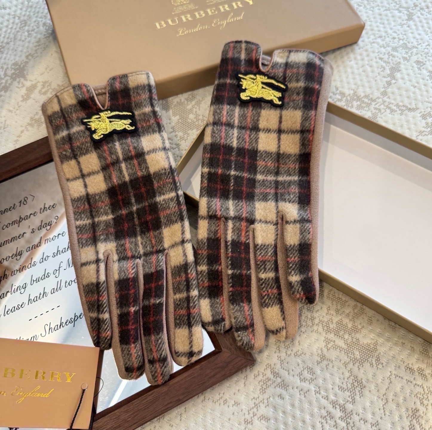 巴宝莉BURBERRY 专柜新品羊毛手套，时尚手套，秋冬保暖加绒内里，经典格子，上手超舒适柔软、百搭！均码