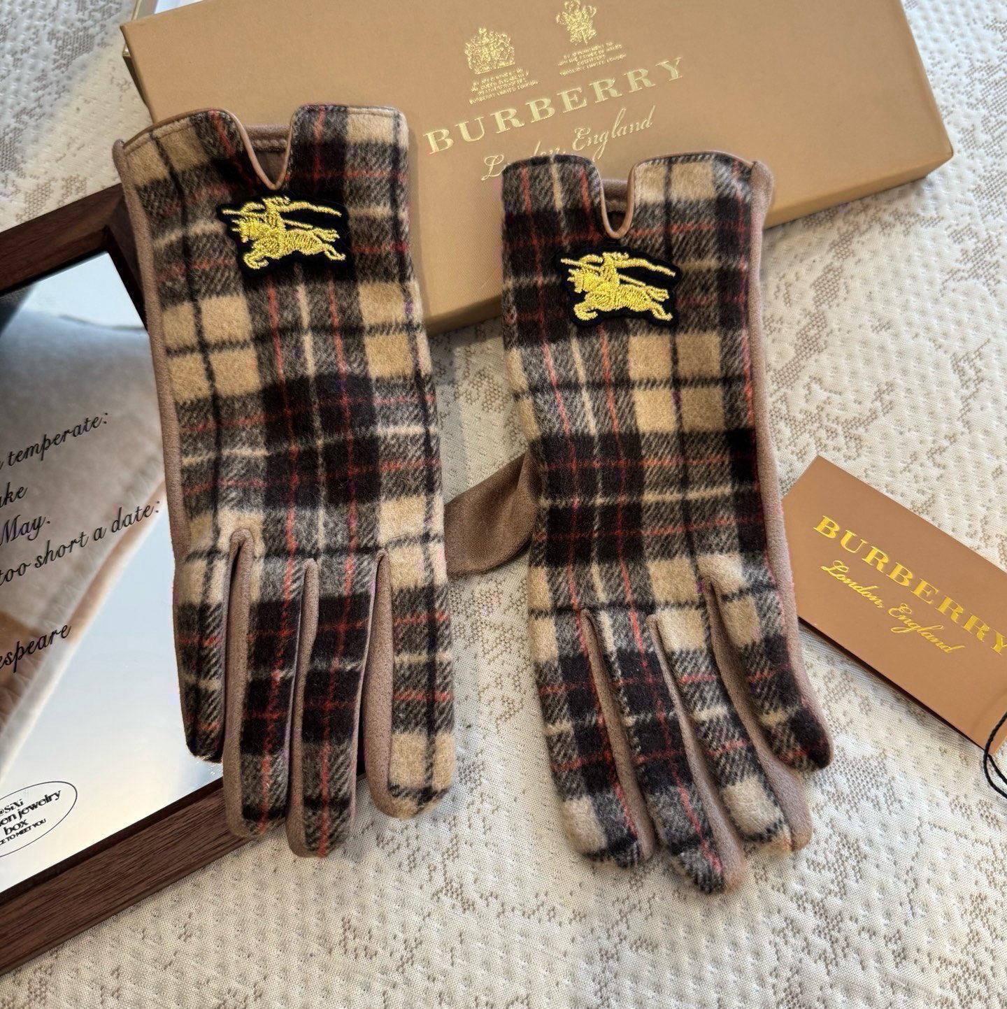 巴宝莉BURBERRY 专柜新品羊毛手套，时尚手套，秋冬保暖加绒内里，经典格子，上手超舒适柔软、百搭！均码