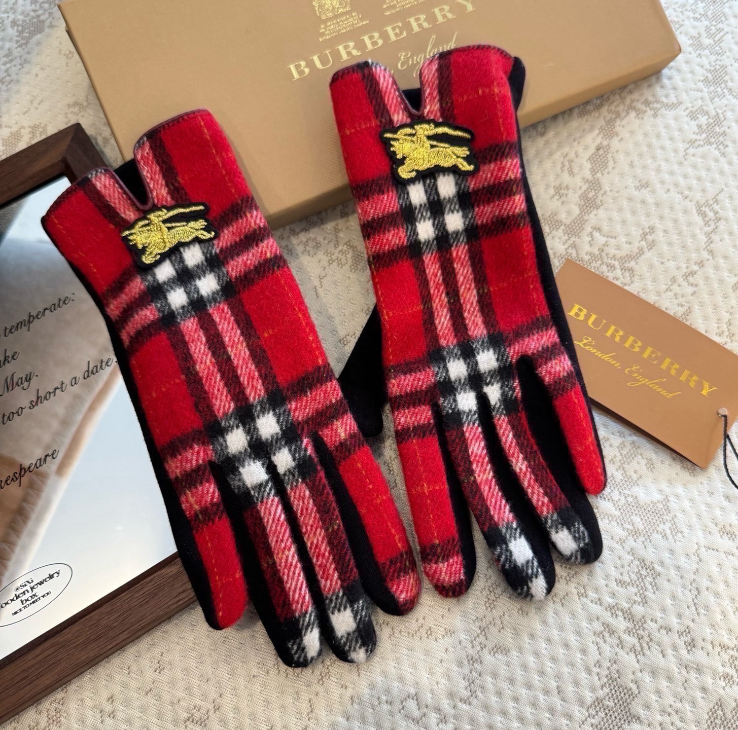 巴宝莉BURBERRY 专柜新品羊毛手套，时尚手套，秋冬保暖加绒内里，经典格子，上手超舒适柔软、百搭！均码