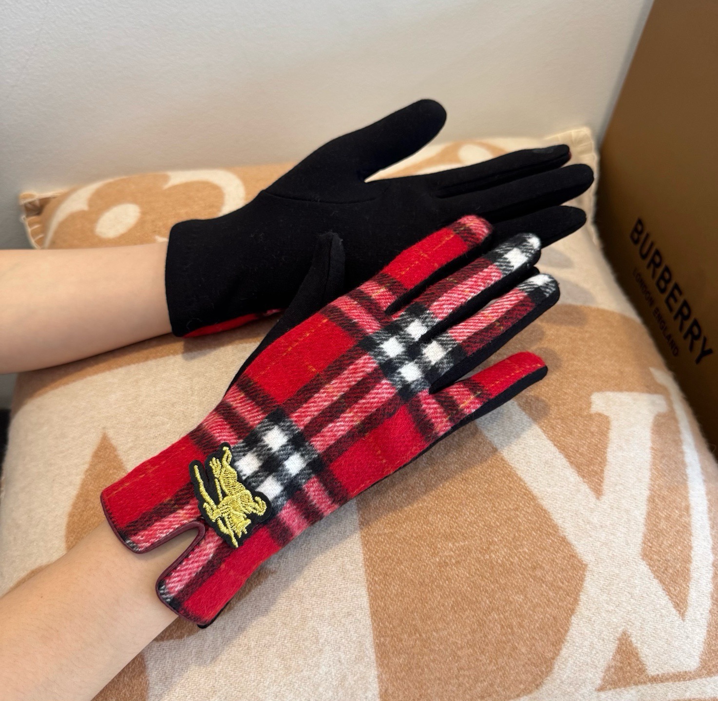 巴宝莉BURBERRY 专柜新品羊毛手套，时尚手套，秋冬保暖加绒内里，经典格子，上手超舒适柔软、百搭！均码