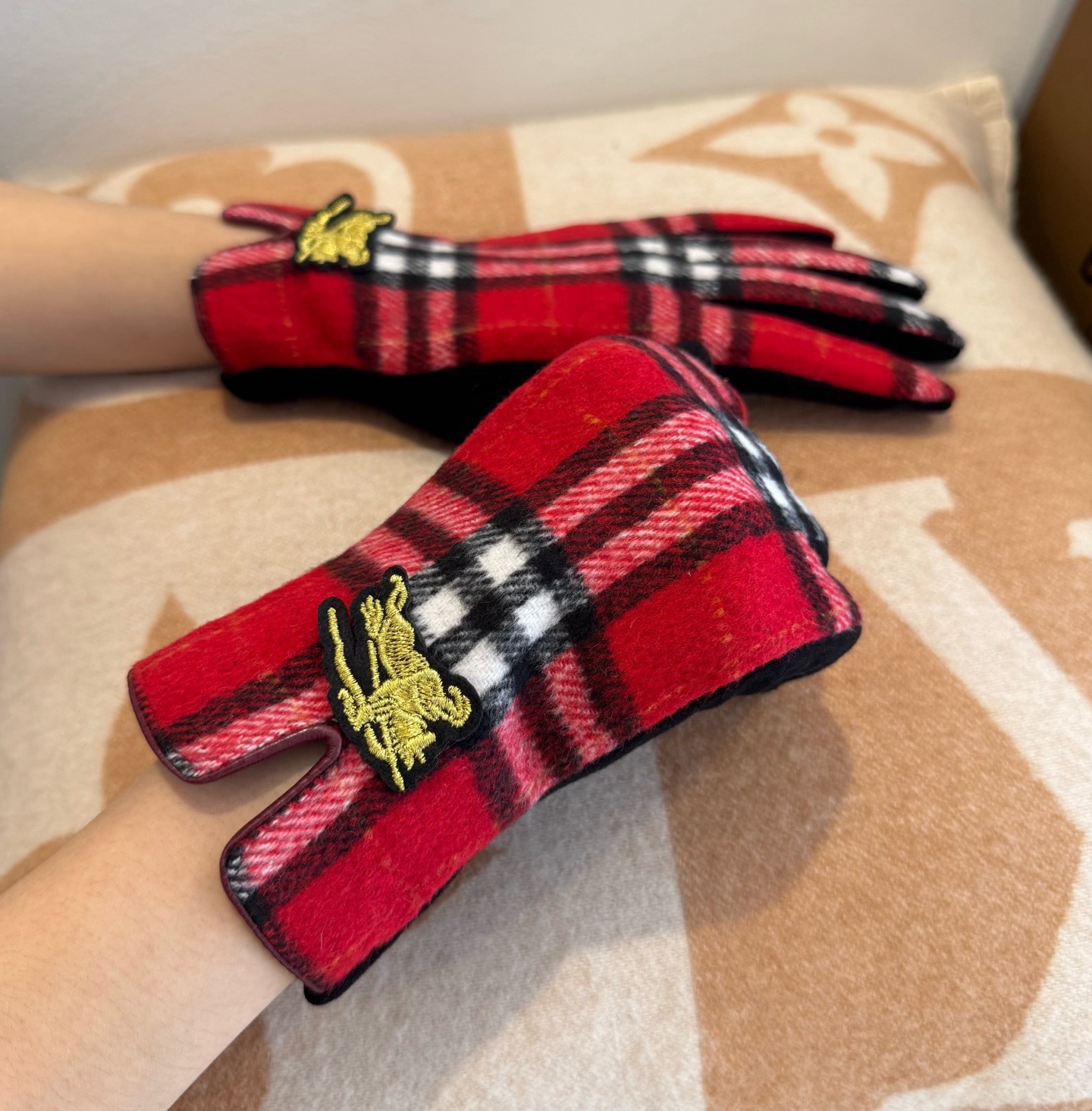 巴宝莉BURBERRY 专柜新品羊毛手套，时尚手套，秋冬保暖加绒内里，经典格子，上手超舒适柔软、百搭！均码