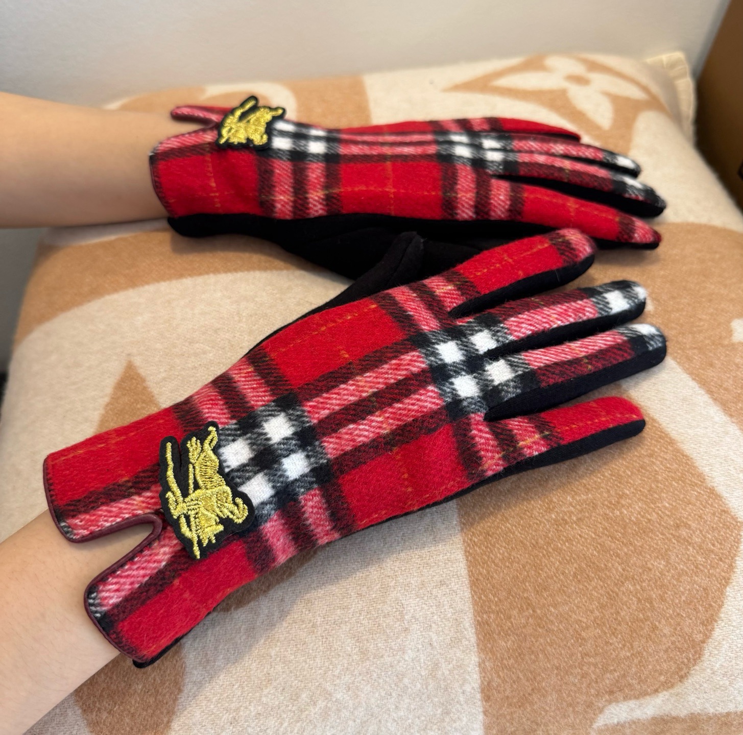 巴宝莉BURBERRY 专柜新品羊毛手套，时尚手套，秋冬保暖加绒内里，经典格子，上手超舒适柔软、百搭！均码