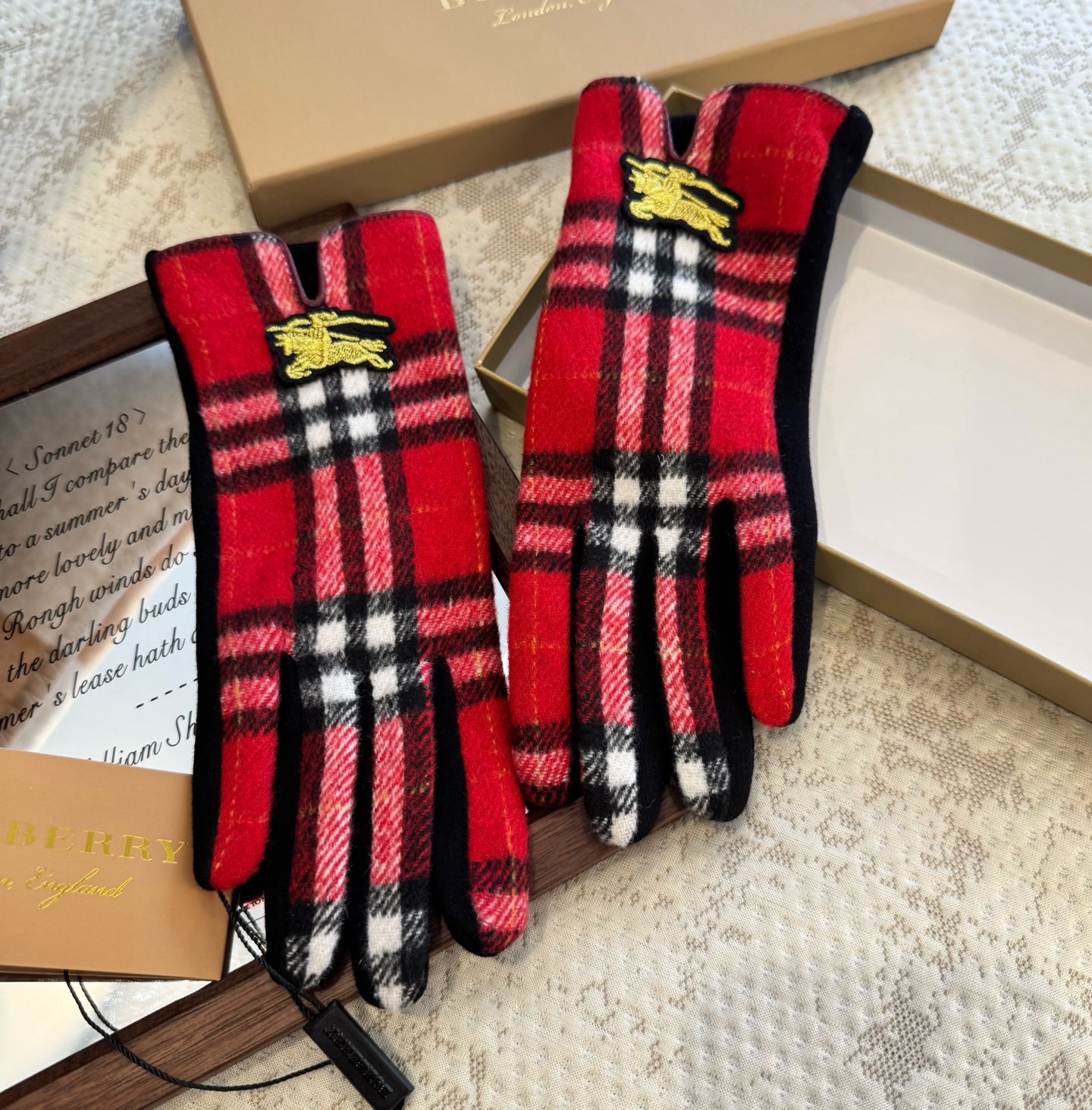 巴宝莉BURBERRY 专柜新品羊毛手套，时尚手套，秋冬保暖加绒内里，经典格子，上手超舒适柔软、百搭！均码