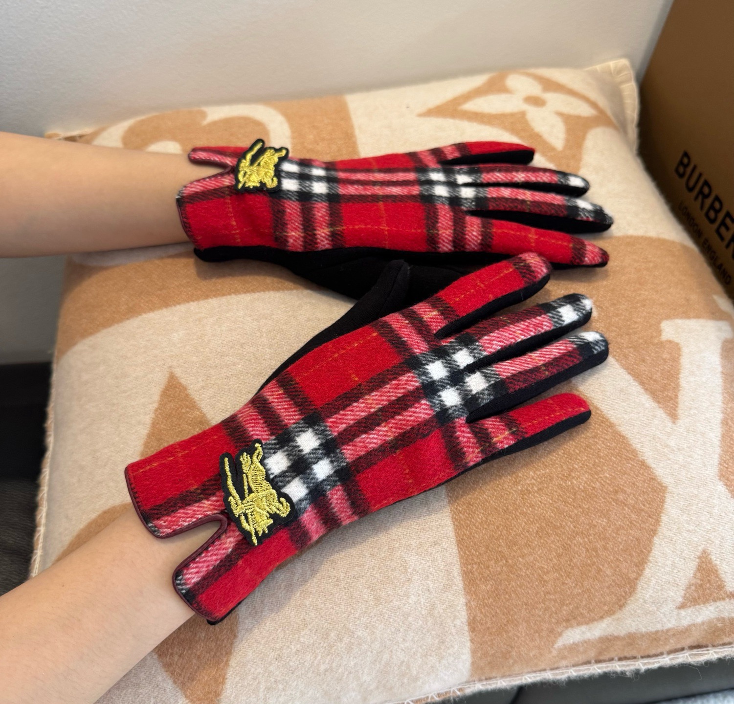 巴宝莉BURBERRY 专柜新品羊毛手套，时尚手套，秋冬保暖加绒内里，经典格子，上手超舒适柔软、百搭！均码