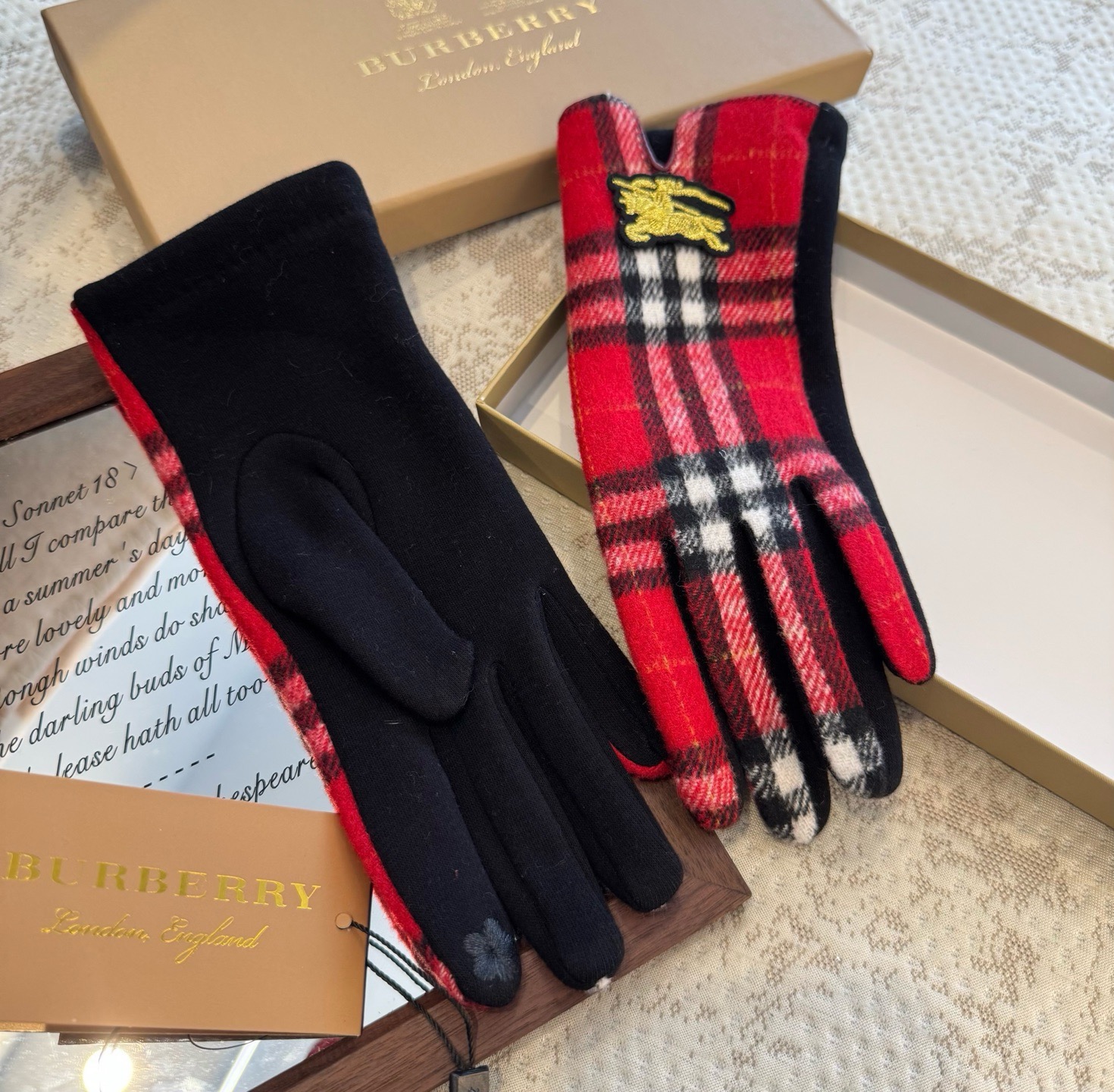 巴宝莉BURBERRY 专柜新品羊毛手套，时尚手套，秋冬保暖加绒内里，经典格子，上手超舒适柔软、百搭！均码