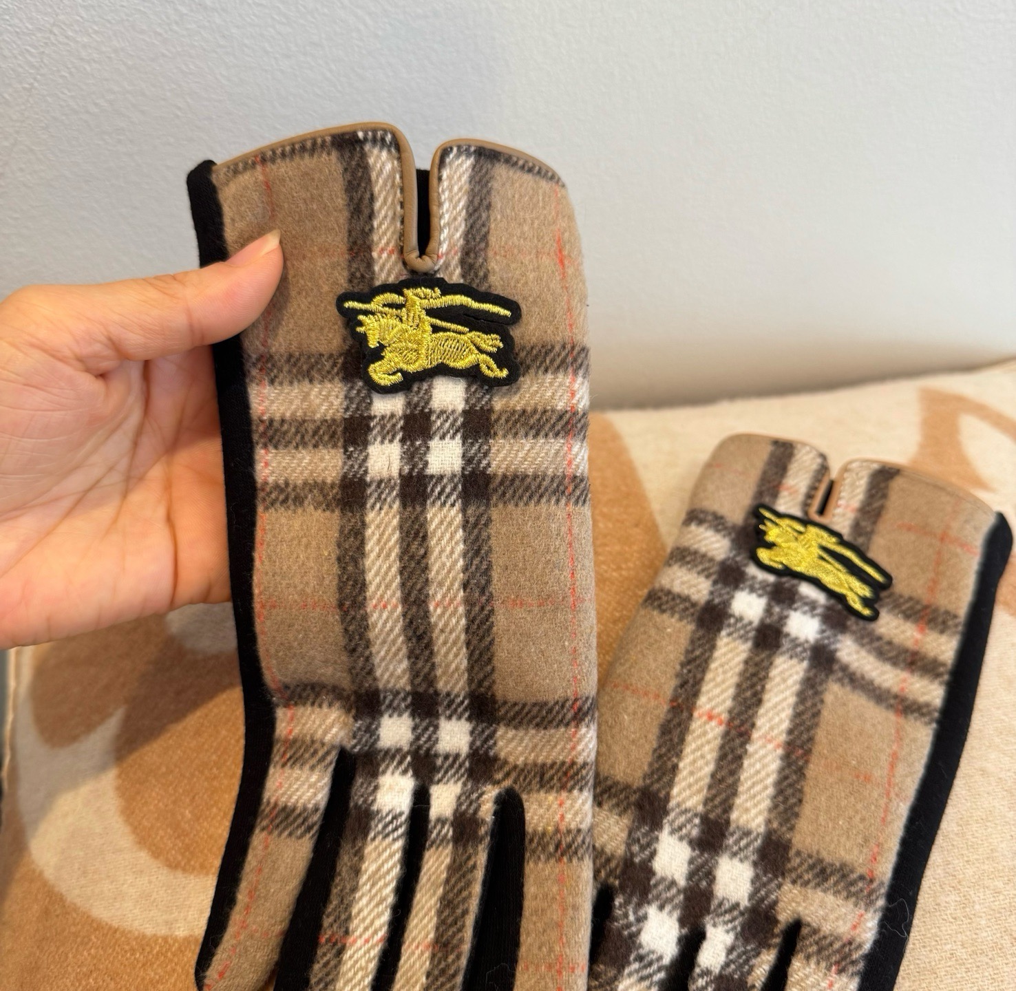 巴宝莉BURBERRY 专柜新品羊毛手套，时尚手套，秋冬保暖加绒内里，经典格子，上手超舒适柔软、百搭！均码