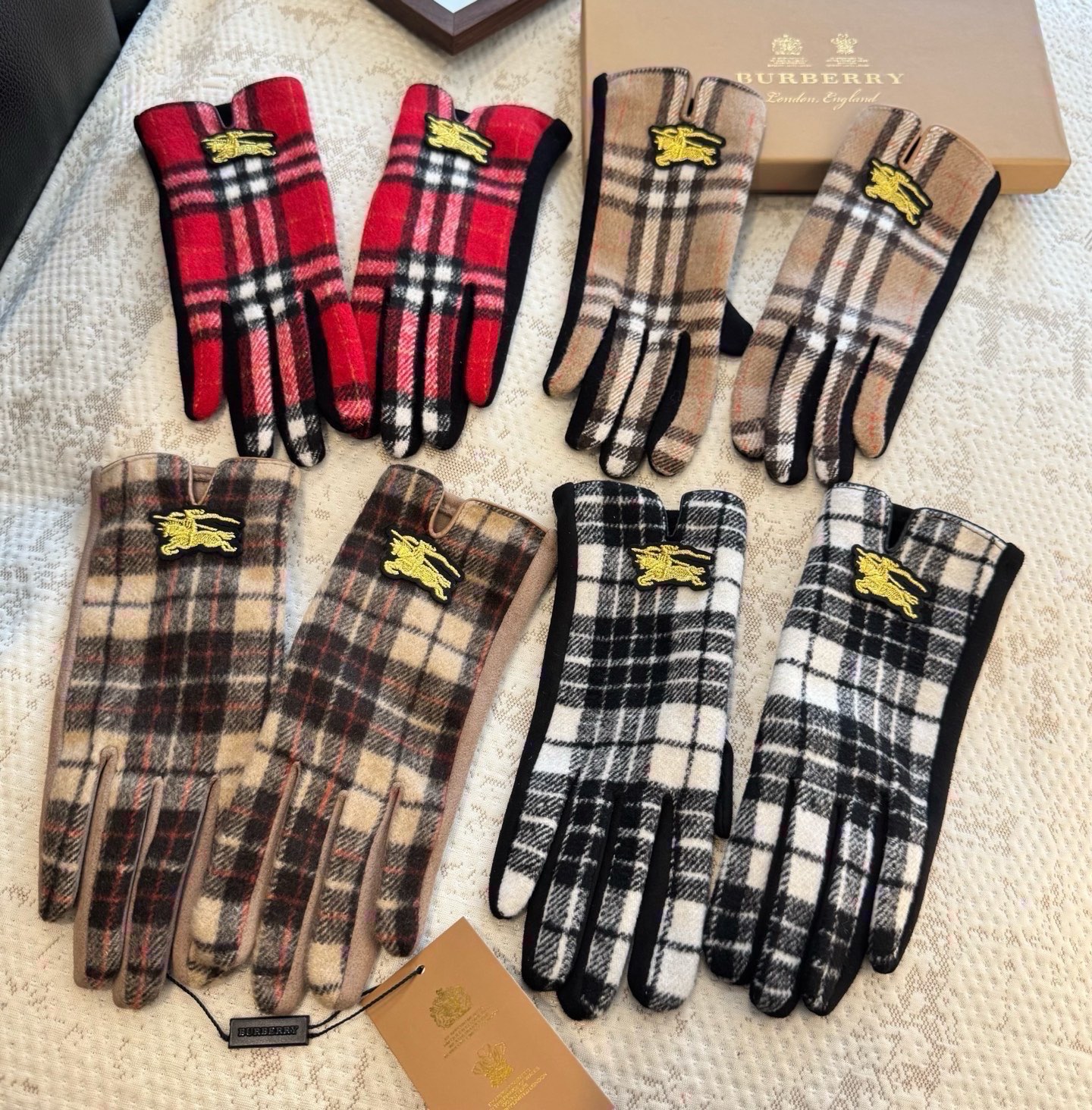 巴宝莉BURBERRY 专柜新品羊毛手套，时尚手套，秋冬保暖加绒内里，经典格子，上手超舒适柔软、百搭！均码