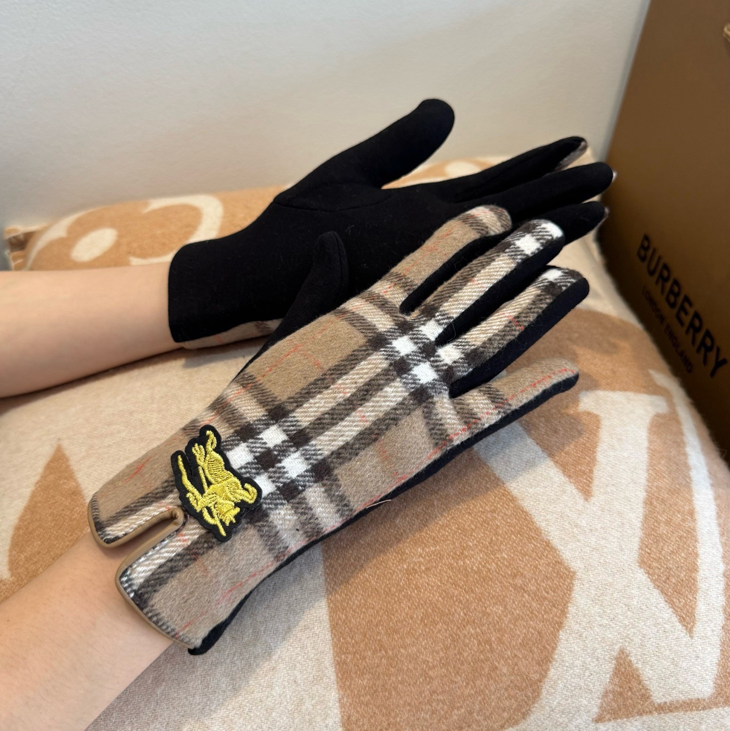 巴宝莉BURBERRY 专柜新品羊毛手套，时尚手套，秋冬保暖加绒内里，经典格子，上手超舒适柔软、百搭！均码