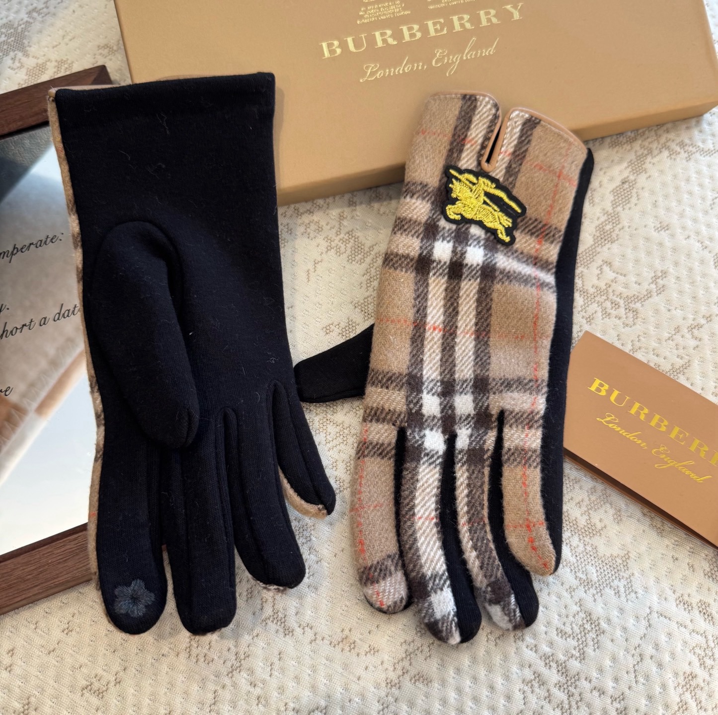 巴宝莉BURBERRY 专柜新品羊毛手套，时尚手套，秋冬保暖加绒内里，经典格子，上手超舒适柔软、百搭！均码