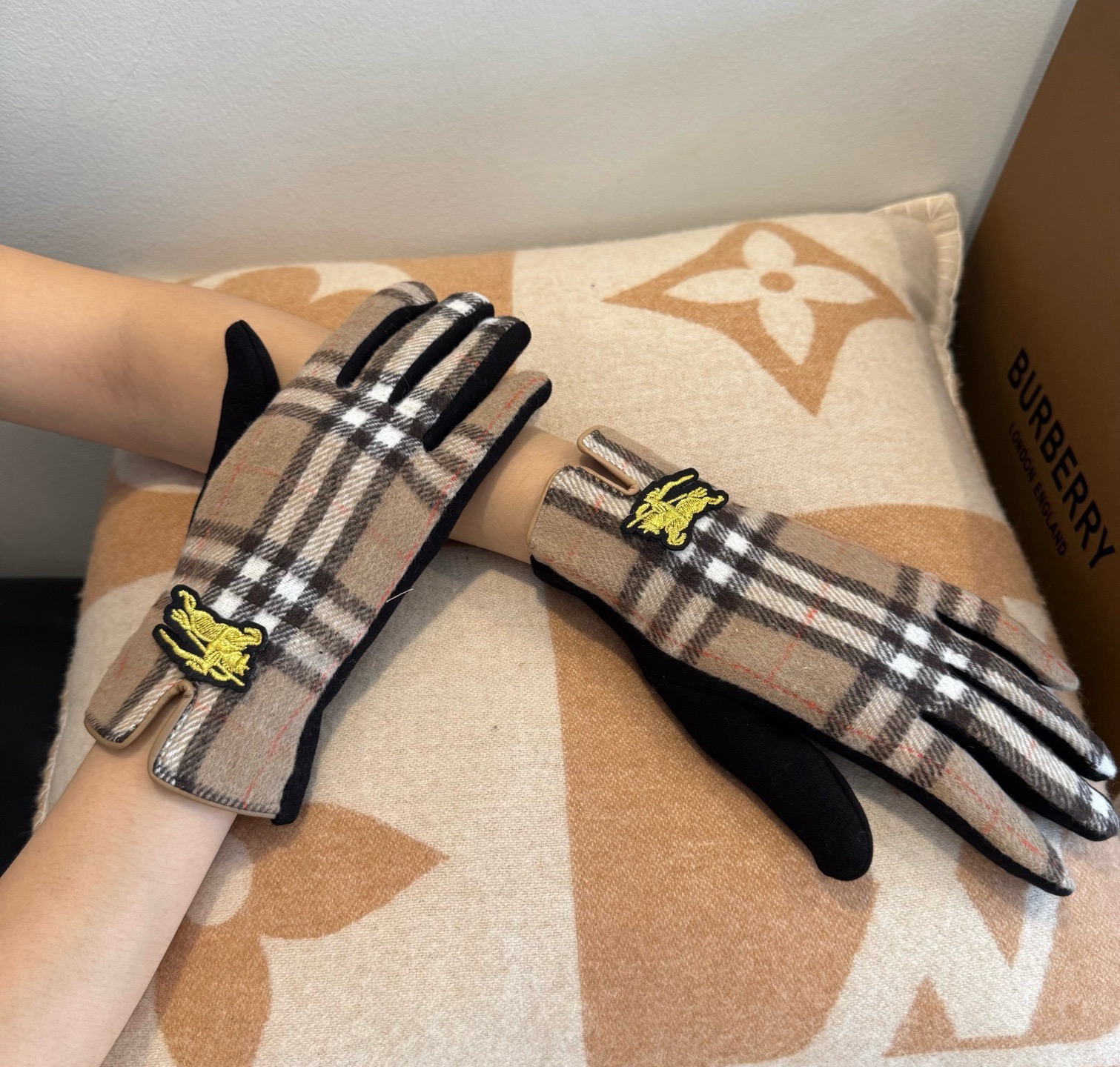 巴宝莉BURBERRY 专柜新品羊毛手套，时尚手套，秋冬保暖加绒内里，经典格子，上手超舒适柔软、百搭！均码