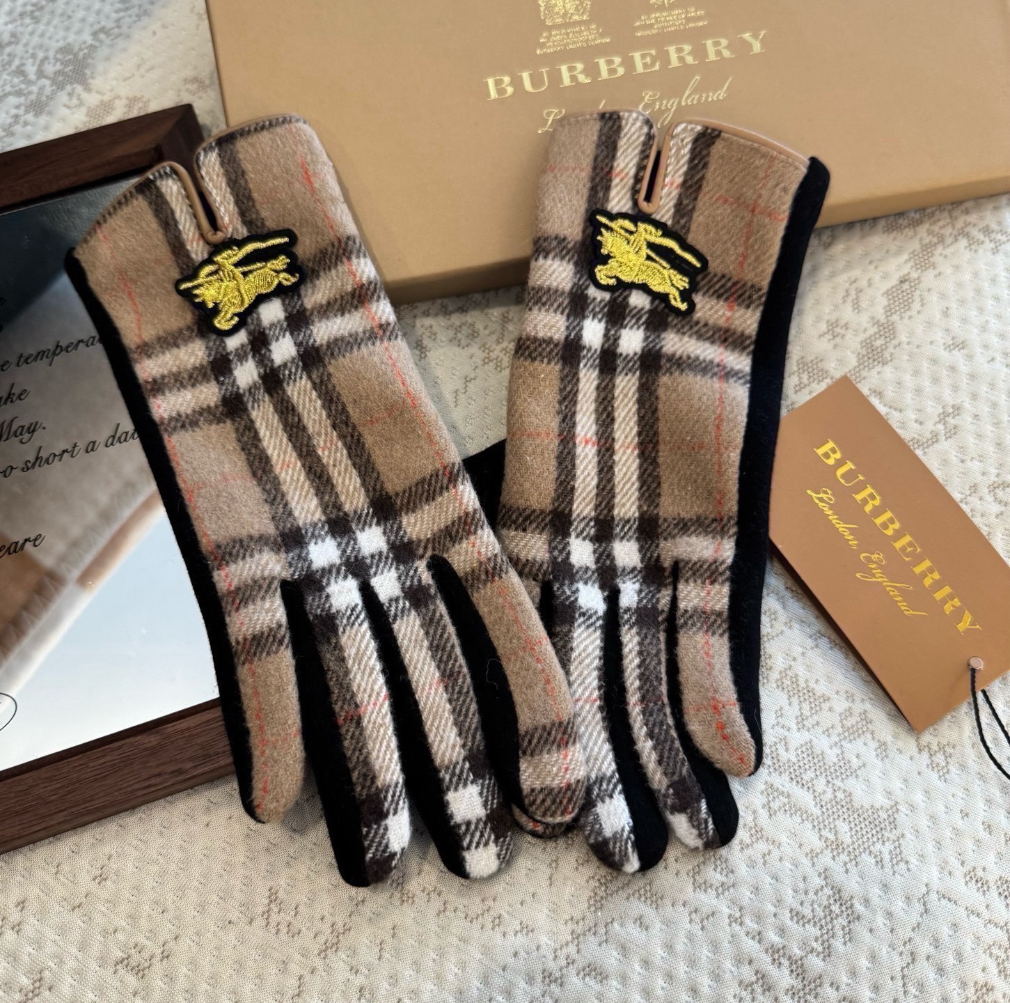 巴宝莉BURBERRY 专柜新品羊毛手套，时尚手套，秋冬保暖加绒内里，经典格子，上手超舒适柔软、百搭！均码