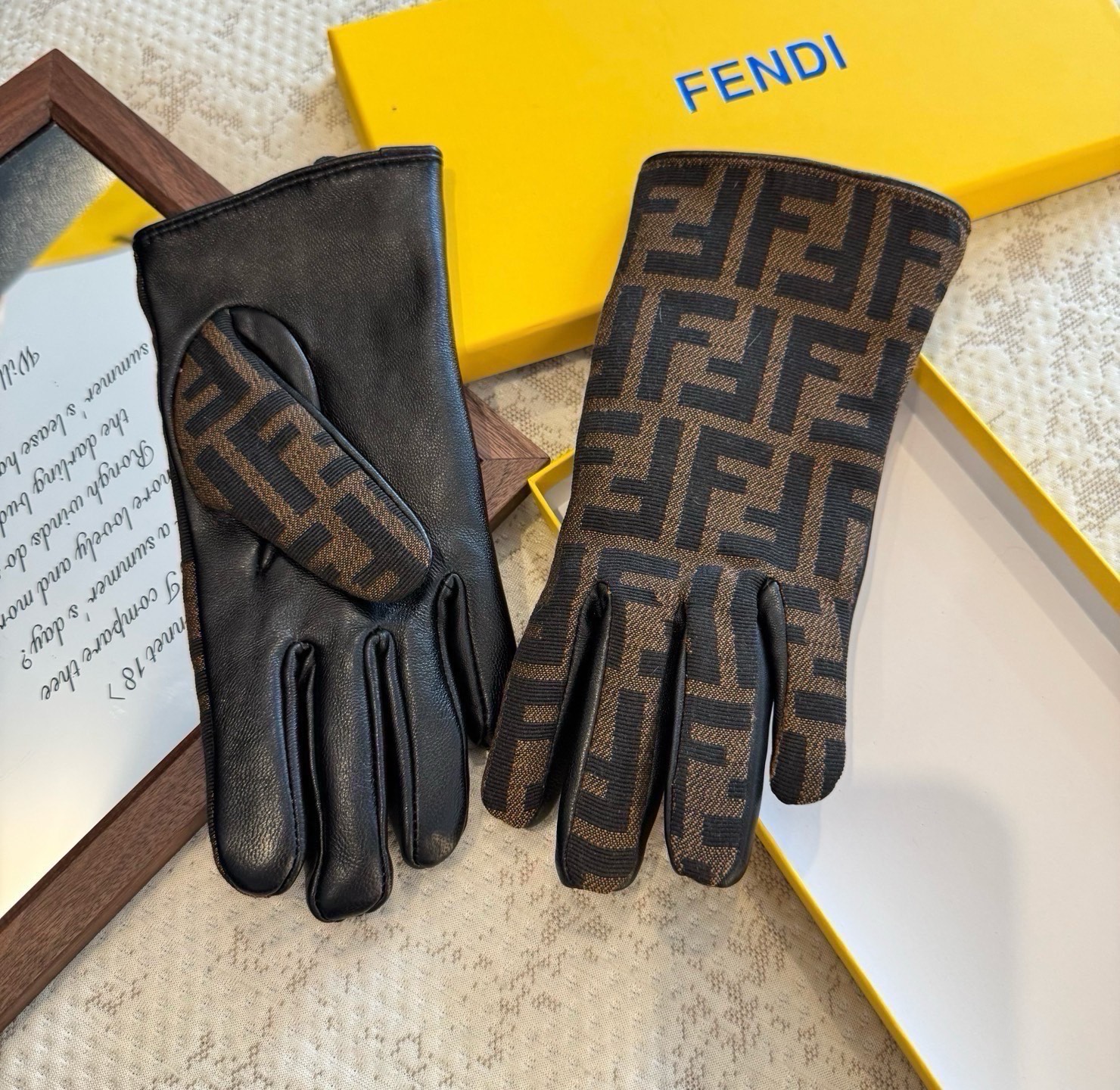 芬迪FENDI✨2026秋冬羊皮配布手套👍手机触屏，值得对比。同款不同品质，秒杀市场差产品，进口一级羊皮➕内里加绒 🙌经