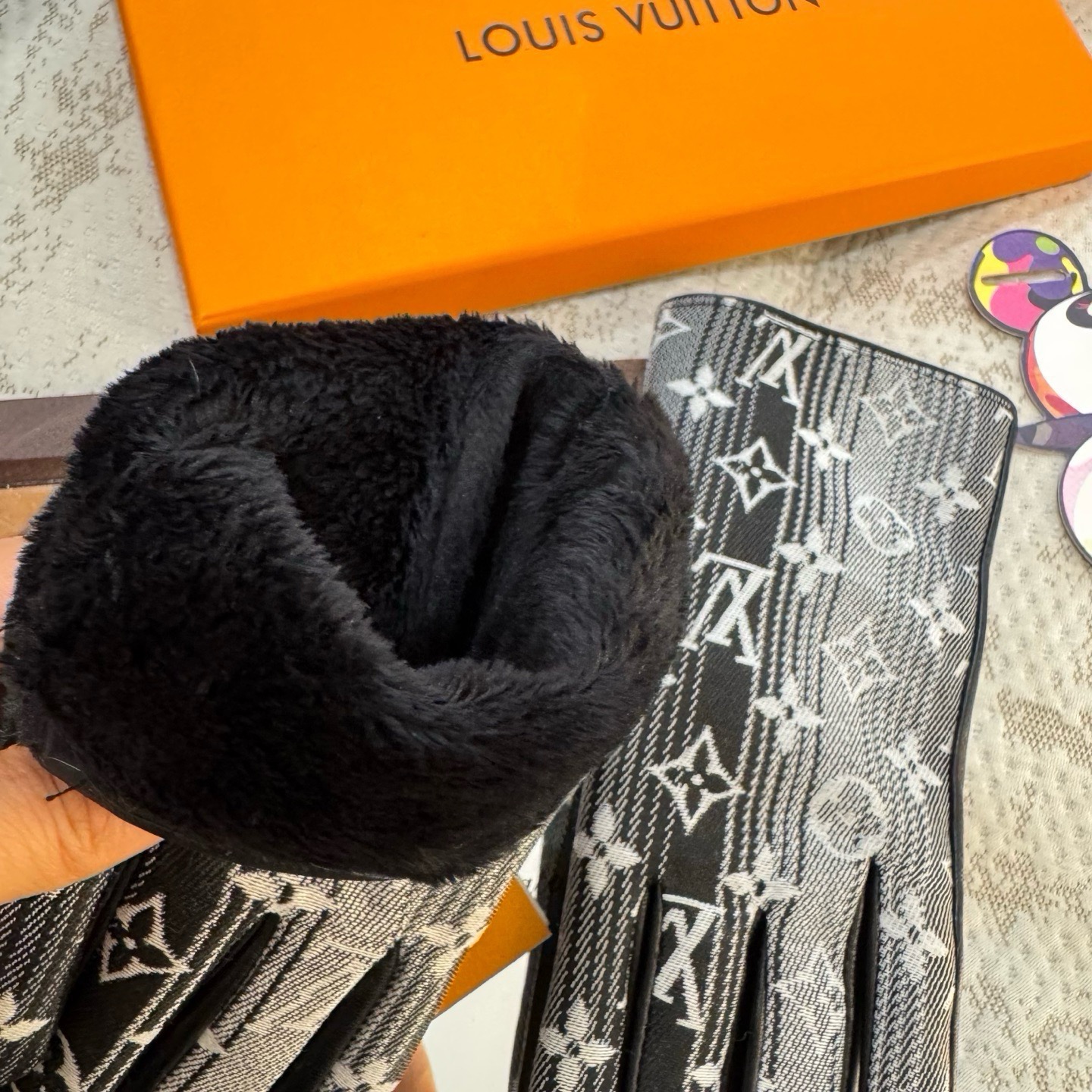 2026🧤LV新品牛仔配皮手套，时尚机车🚗手套，秋冬新品布内里，时尚🌺上手超舒适柔软、百搭！集美女神必备🌹配盒子🎁码数M