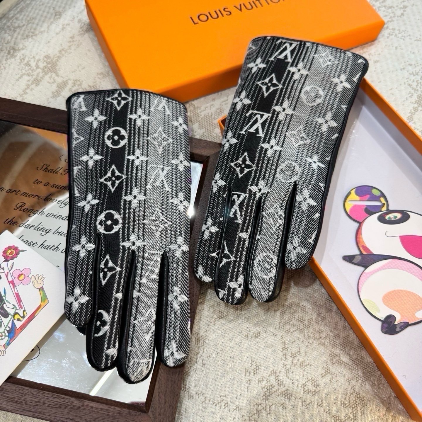 2026🧤LV新品牛仔配皮手套，时尚机车🚗手套，秋冬新品布内里，时尚🌺上手超舒适柔软、百搭！集美女神必备🌹配盒子🎁码数M