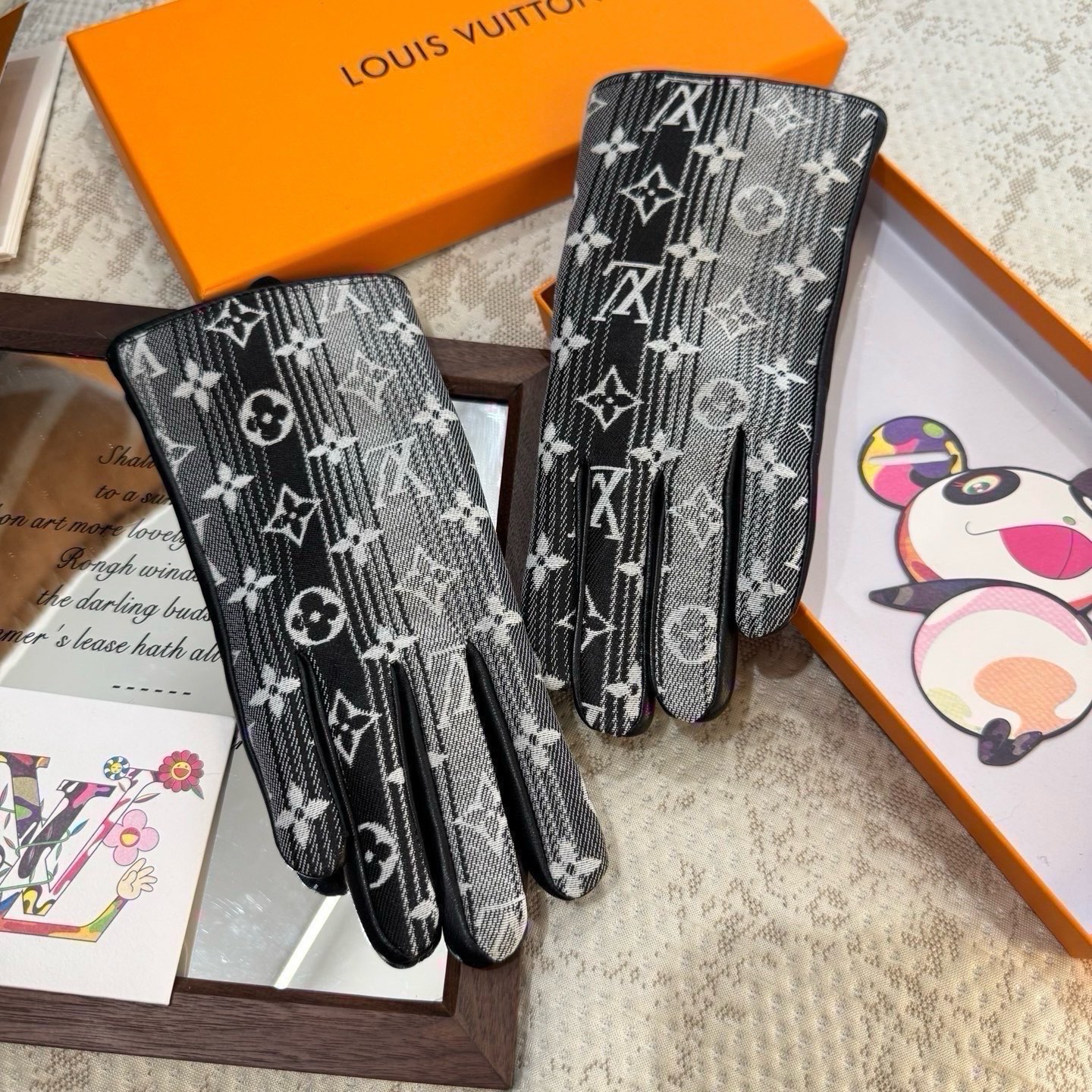 2026🧤LV新品牛仔配皮手套，时尚机车🚗手套，秋冬新品布内里，时尚🌺上手超舒适柔软、百搭！集美女神必备🌹配盒子🎁码数M