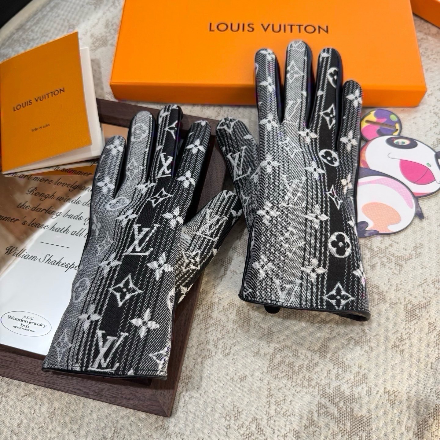 2026🧤LV新品牛仔配皮手套，时尚机车🚗手套，秋冬新品布内里，时尚🌺上手超舒适柔软、百搭！集美女神必备🌹配盒子🎁码数M