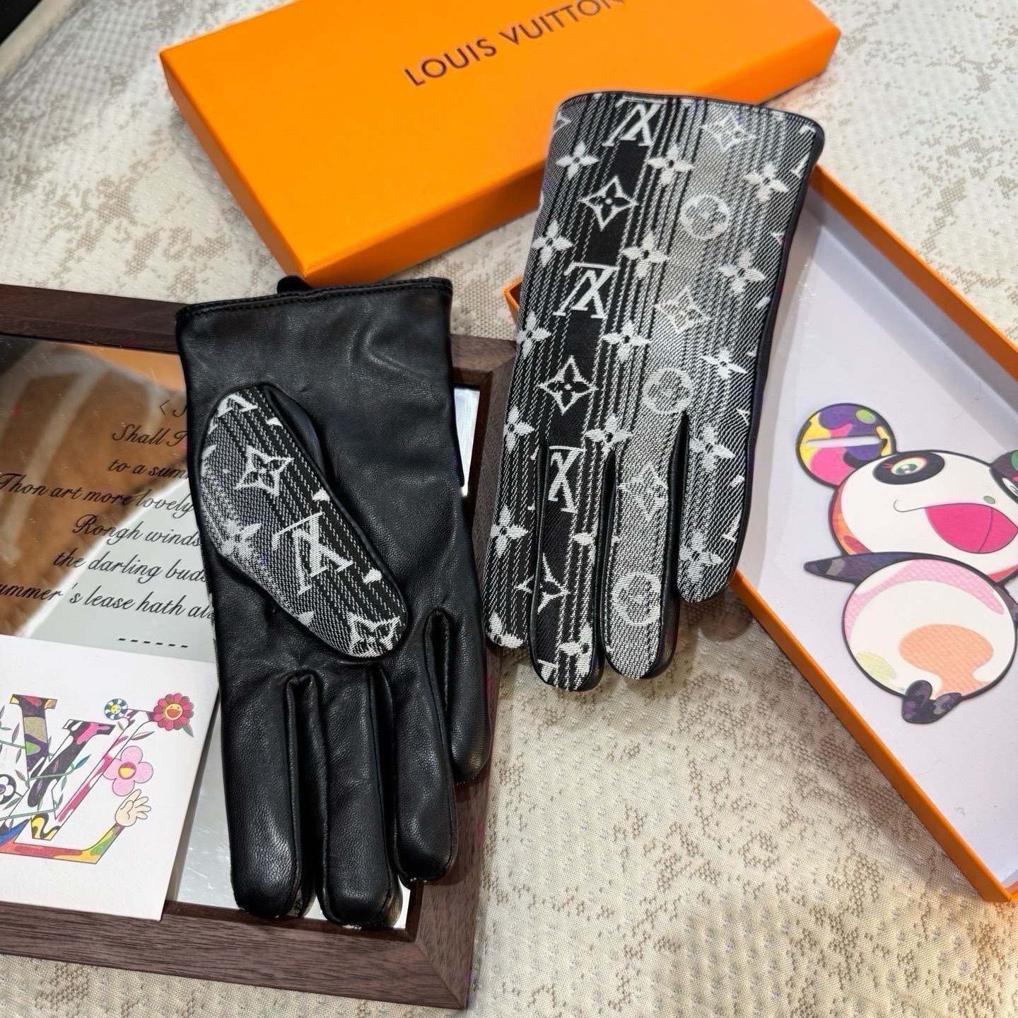 2026🧤LV新品牛仔配皮手套，时尚机车🚗手套，秋冬新品布内里，时尚🌺上手超舒适柔软、百搭！集美女神必备🌹配盒子🎁码数M
