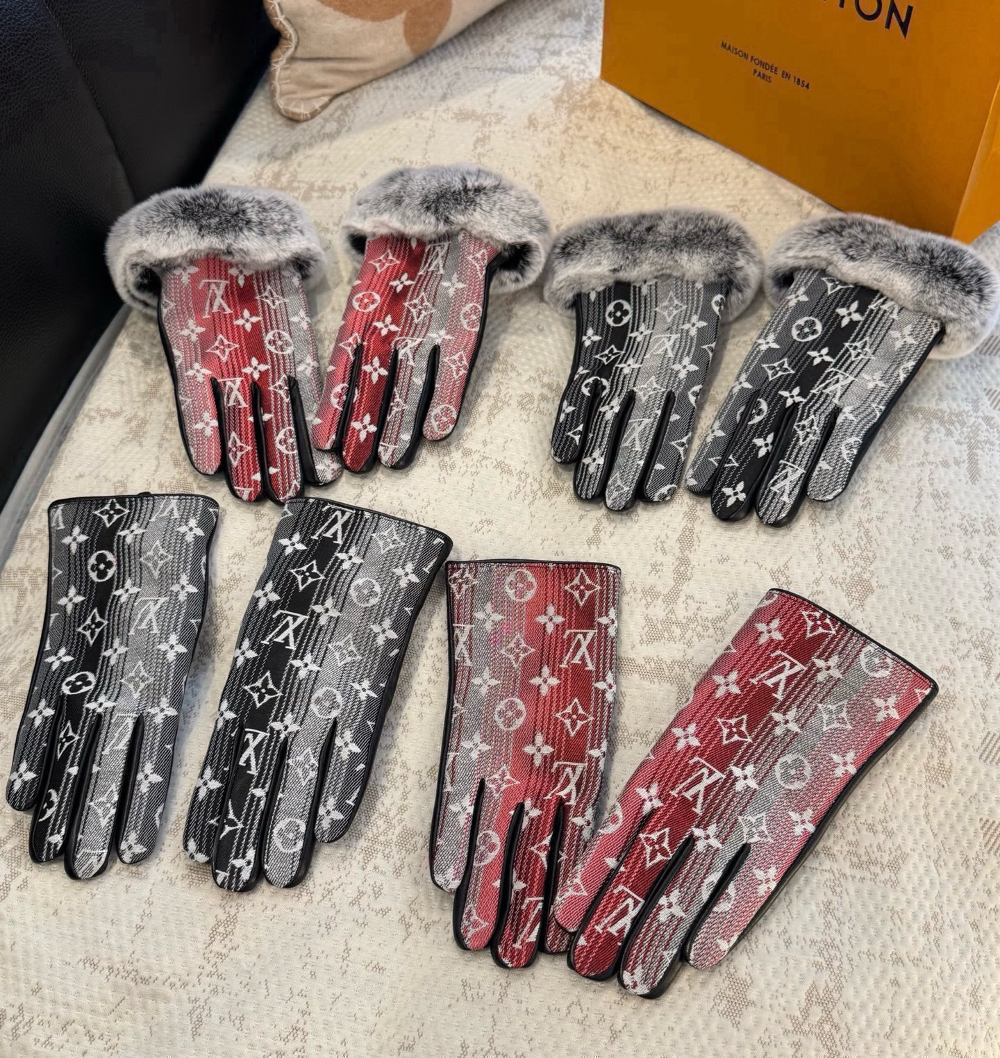 2026🧤LV新品牛仔配皮手套，时尚机车🚗手套，秋冬新品布内里，时尚🌺上手超舒适柔软、百搭！集美女神必备🌹配盒子🎁码数M