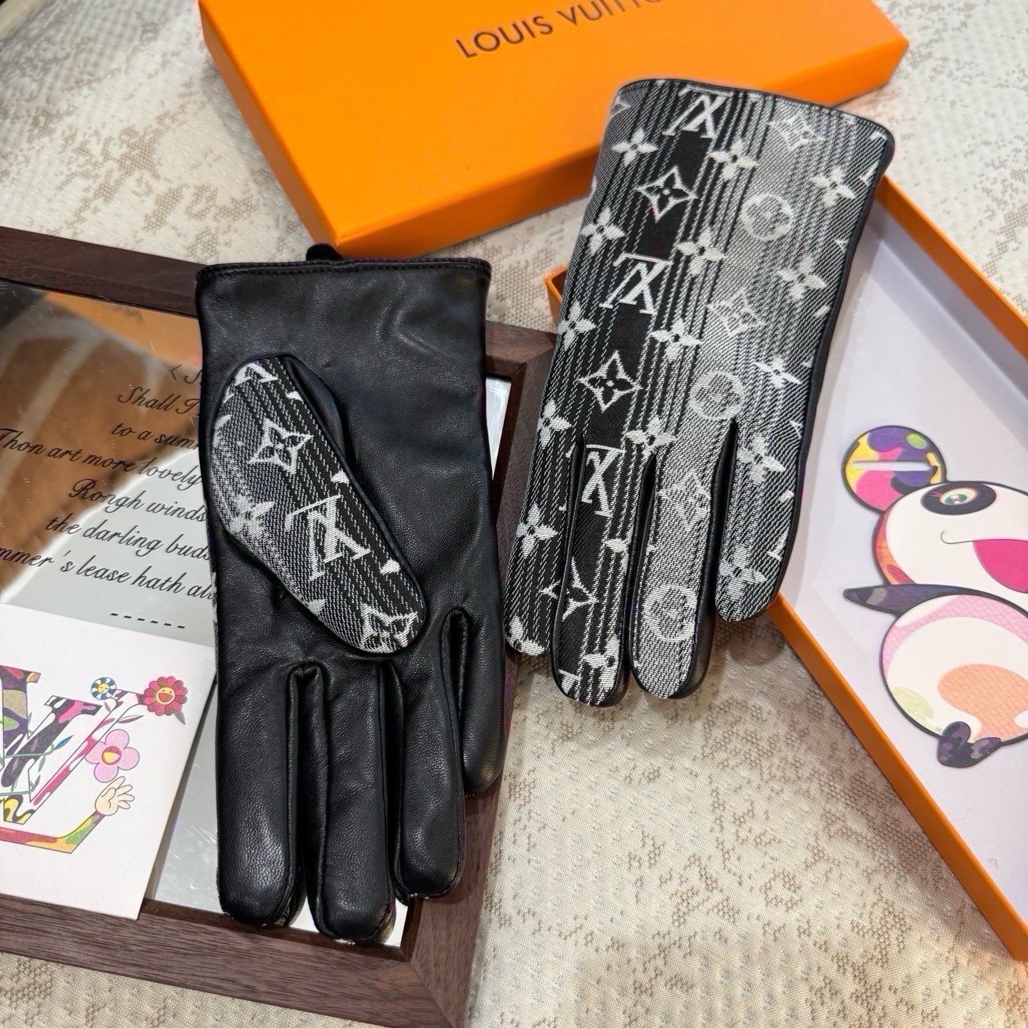2026🧤LV新品牛仔配皮手套，时尚机车🚗手套，秋冬新品布内里，时尚🌺上手超舒适柔软、百搭！集美女神必备🌹配盒子🎁码数M