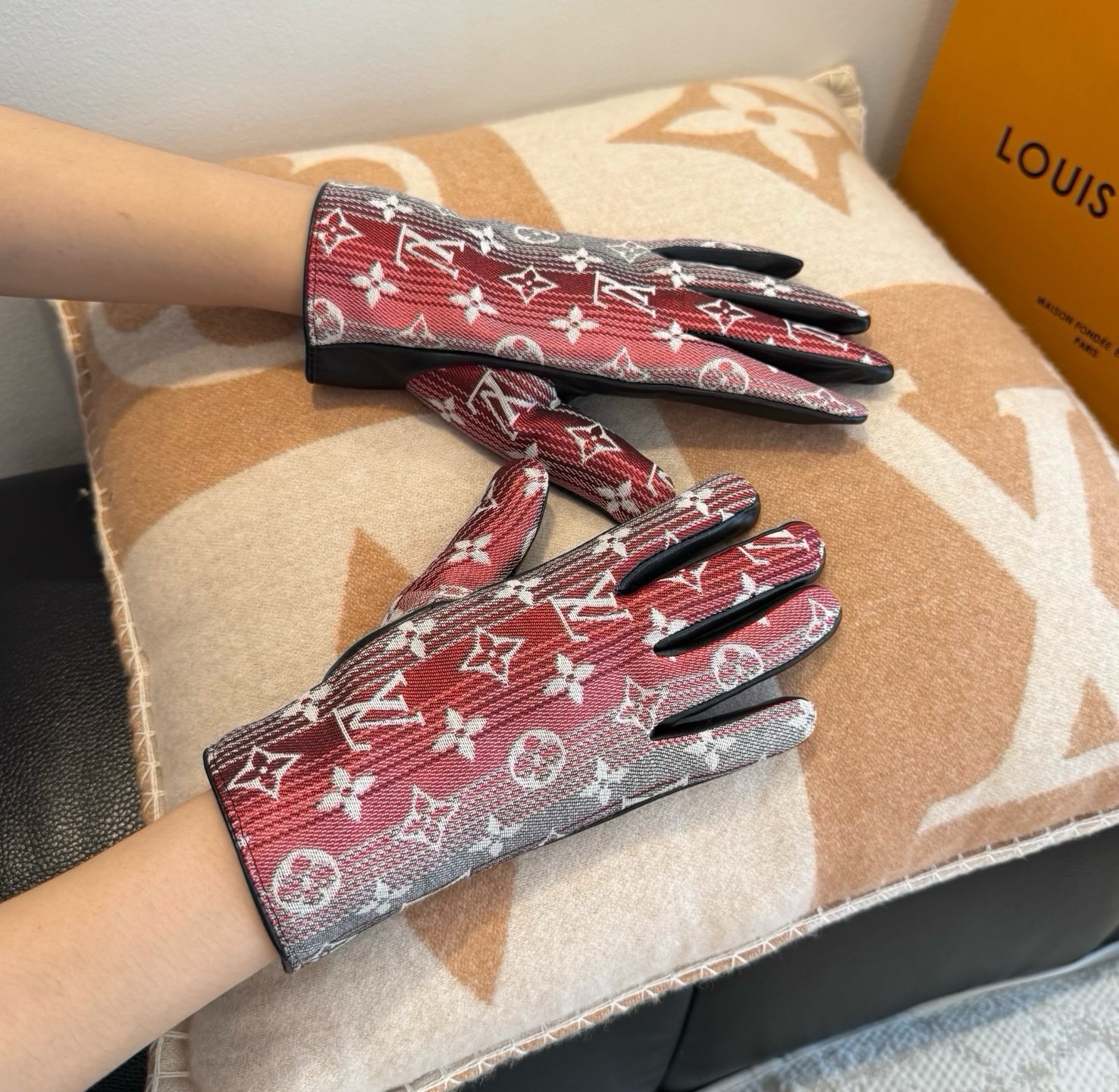 2026🧤LV新品牛仔配皮手套，时尚机车🚗手套，秋冬新品布内里，时尚🌺上手超舒适柔软、百搭！集美女神必备🌹配盒子🎁码数M