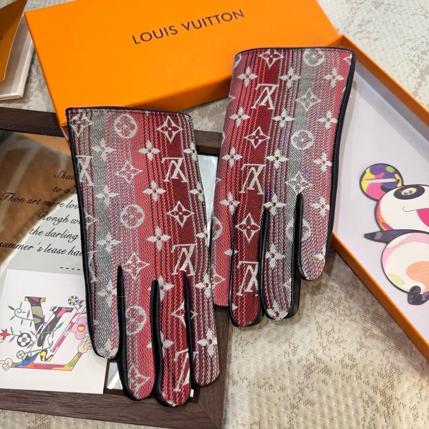 2026🧤LV新品牛仔配皮手套，时尚机车🚗手套，秋冬新品布内里，时尚🌺上手超舒适柔软、百搭！集美女神必备🌹配盒子🎁码数M