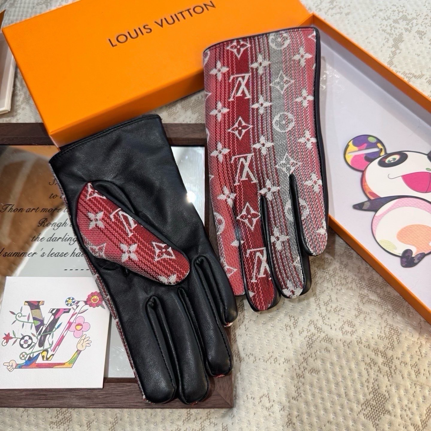 2026🧤LV新品牛仔配皮手套，时尚机车🚗手套，秋冬新品布内里，时尚🌺上手超舒适柔软、百搭！集美女神必备🌹配盒子🎁码数M