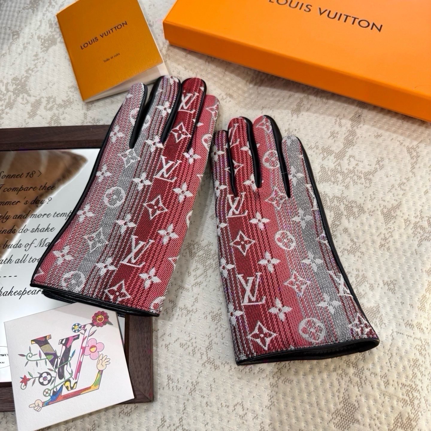 2026🧤LV新品牛仔配皮手套，时尚机车🚗手套，秋冬新品布内里，时尚🌺上手超舒适柔软、百搭！集美女神必备🌹配盒子🎁码数M