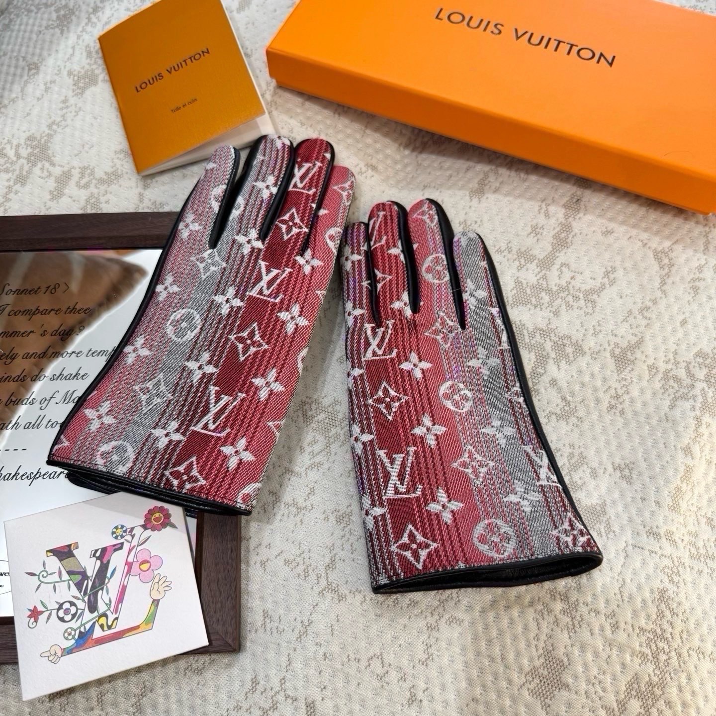 2026🧤LV新品牛仔配皮手套，时尚机车🚗手套，秋冬新品布内里，时尚🌺上手超舒适柔软、百搭！集美女神必备🌹配盒子🎁码数M
