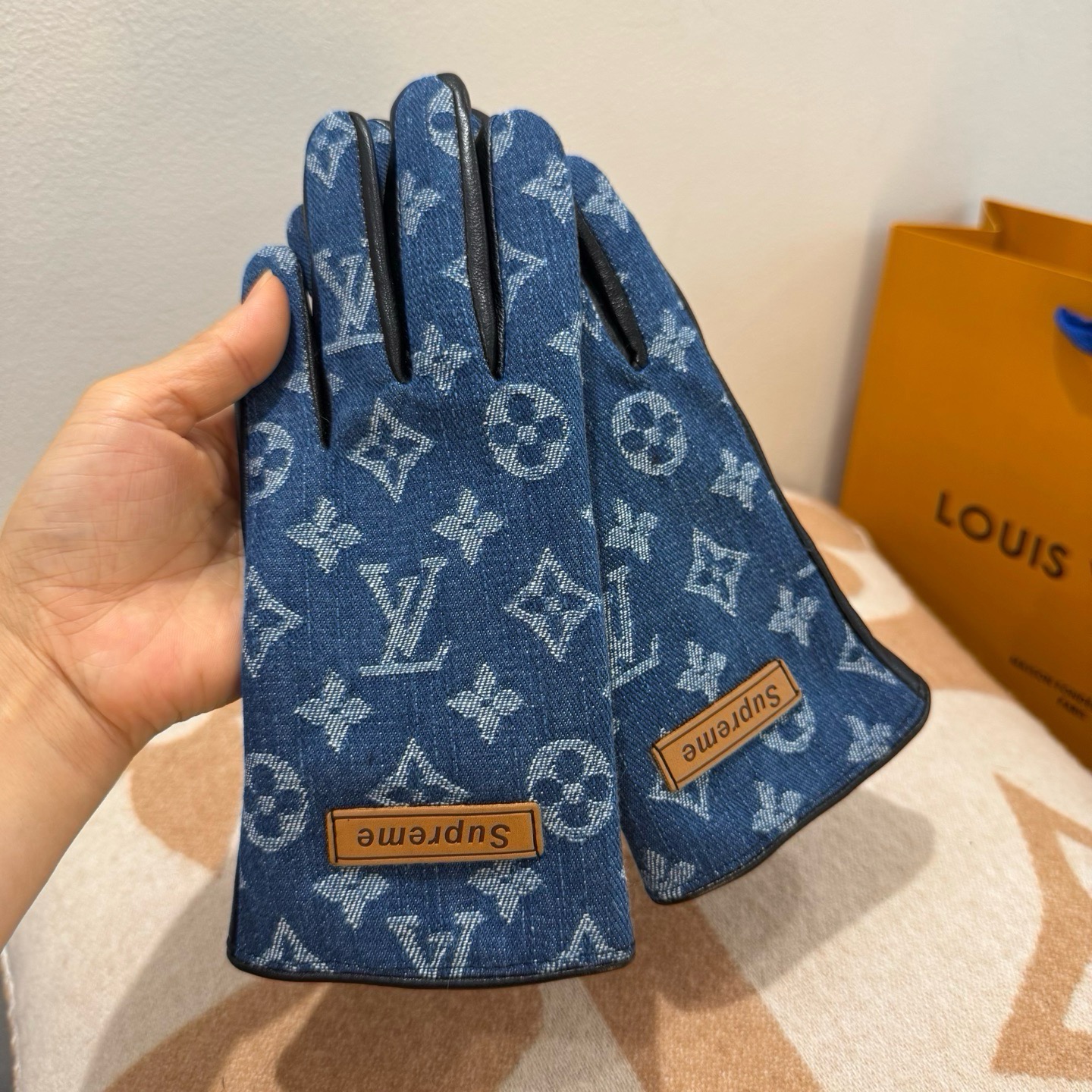2026🧤LV新品牛仔配皮手套，时尚机车🚗手套，秋冬新品布内里，时尚🌺上手超舒适柔软、百搭！集美女神必备🌹配盒子🎁码数M