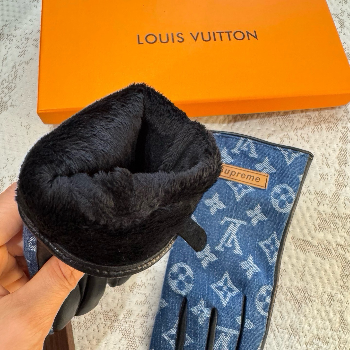 2026🧤LV新品牛仔配皮手套，时尚机车🚗手套，秋冬新品布内里，时尚🌺上手超舒适柔软、百搭！集美女神必备🌹配盒子🎁码数M