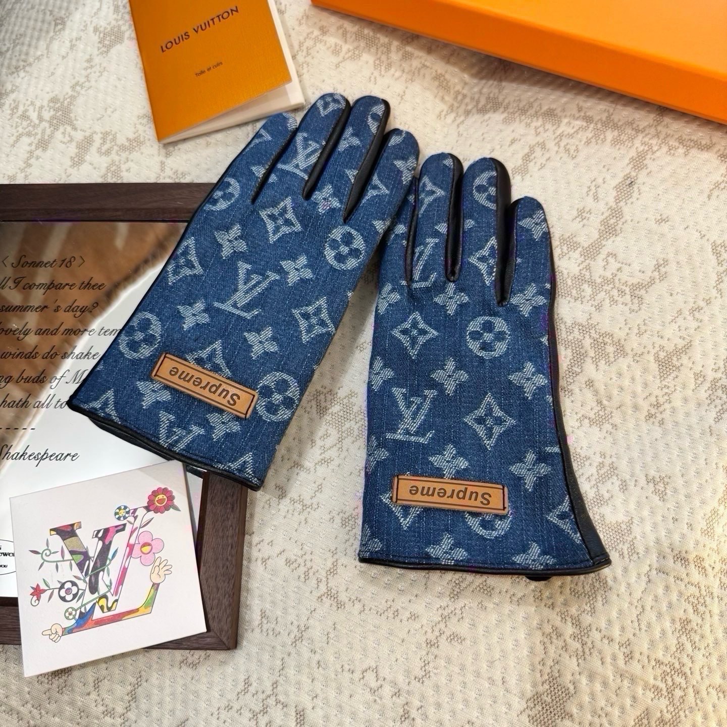 2026🧤LV新品牛仔配皮手套，时尚机车🚗手套，秋冬新品布内里，时尚🌺上手超舒适柔软、百搭！集美女神必备🌹配盒子🎁码数M