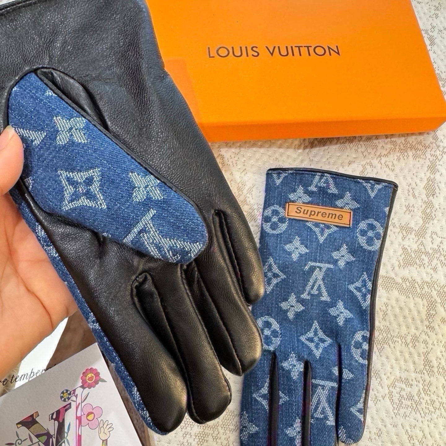 2026🧤LV新品牛仔配皮手套，时尚机车🚗手套，秋冬新品布内里，时尚🌺上手超舒适柔软、百搭！集美女神必备🌹配盒子🎁码数M