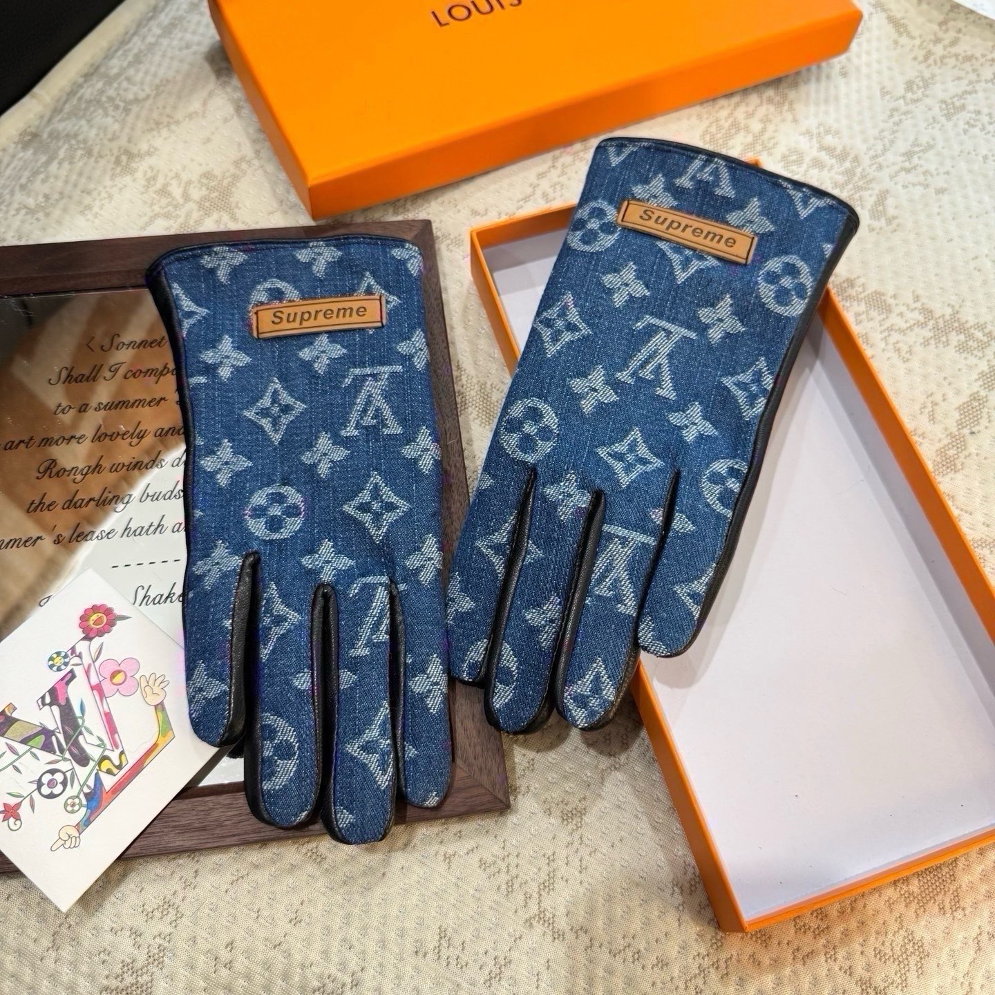 2026🧤LV新品牛仔配皮手套，时尚机车🚗手套，秋冬新品布内里，时尚🌺上手超舒适柔软、百搭！集美女神必备🌹配盒子🎁码数M