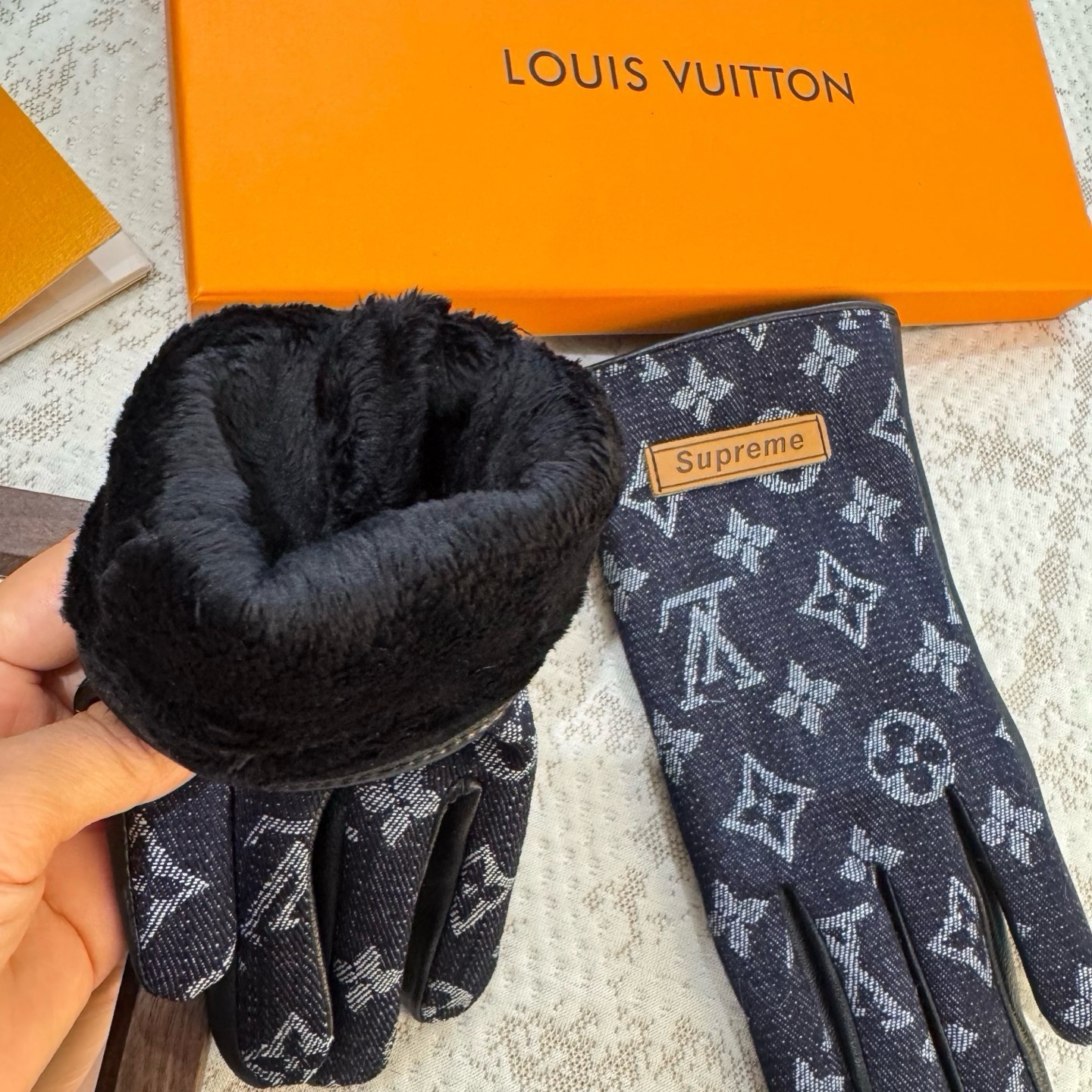 2026🧤LV新品牛仔配皮手套，时尚机车🚗手套，秋冬新品布内里，时尚🌺上手超舒适柔软、百搭！集美女神必备🌹配盒子🎁码数M