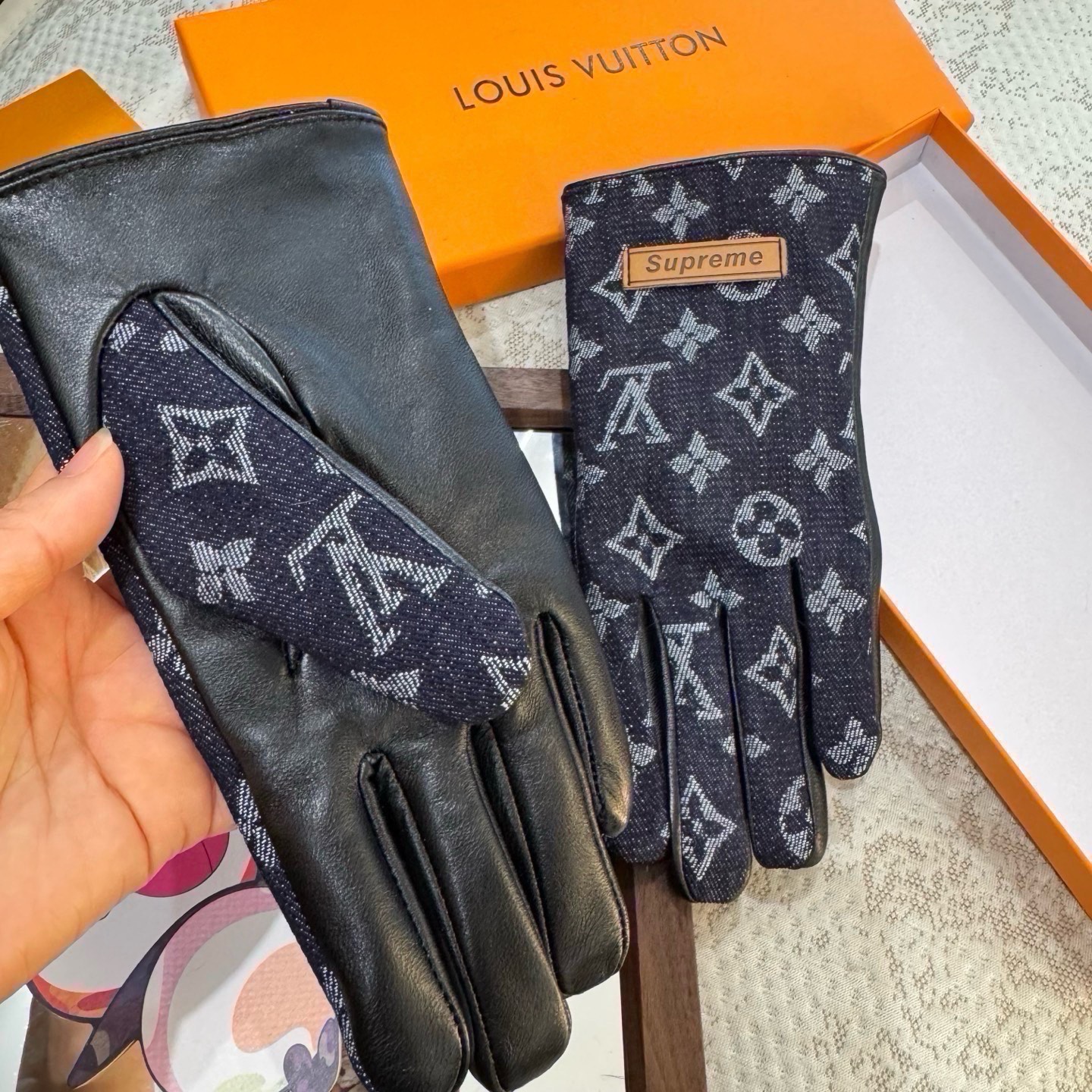 2026🧤LV新品牛仔配皮手套，时尚机车🚗手套，秋冬新品布内里，时尚🌺上手超舒适柔软、百搭！集美女神必备🌹配盒子🎁码数M