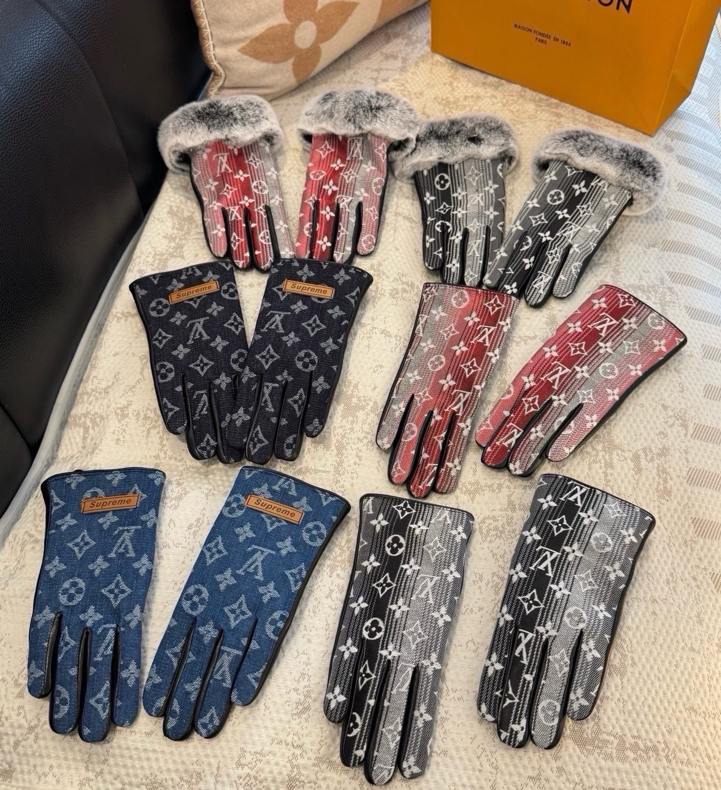 2026🧤LV新品牛仔配皮手套，时尚机车🚗手套，秋冬新品布内里，时尚🌺上手超舒适柔软、百搭！集美女神必备🌹配盒子🎁码数M
