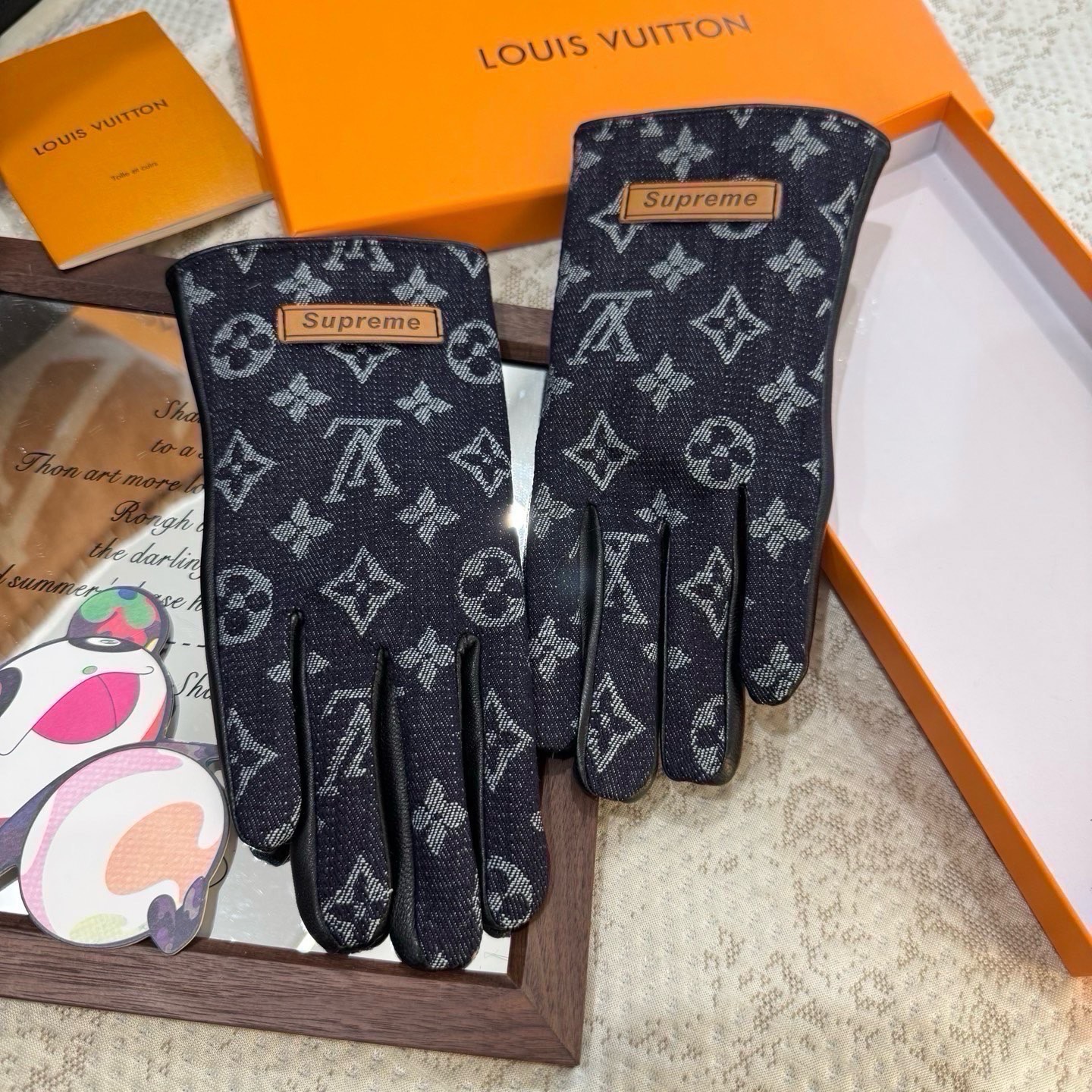 2026🧤LV新品牛仔配皮手套，时尚机车🚗手套，秋冬新品布内里，时尚🌺上手超舒适柔软、百搭！集美女神必备🌹配盒子🎁码数M