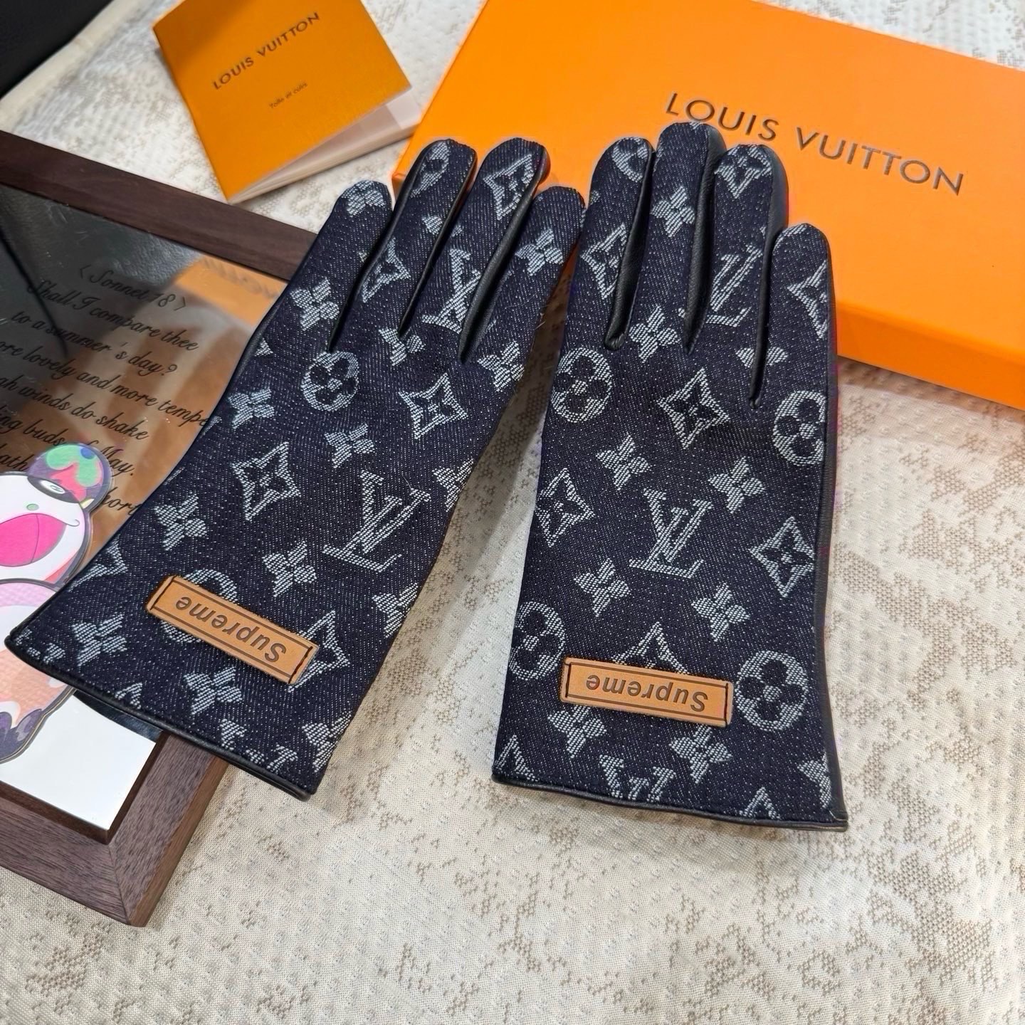 2026🧤LV新品牛仔配皮手套，时尚机车🚗手套，秋冬新品布内里，时尚🌺上手超舒适柔软、百搭！集美女神必备🌹配盒子🎁码数M